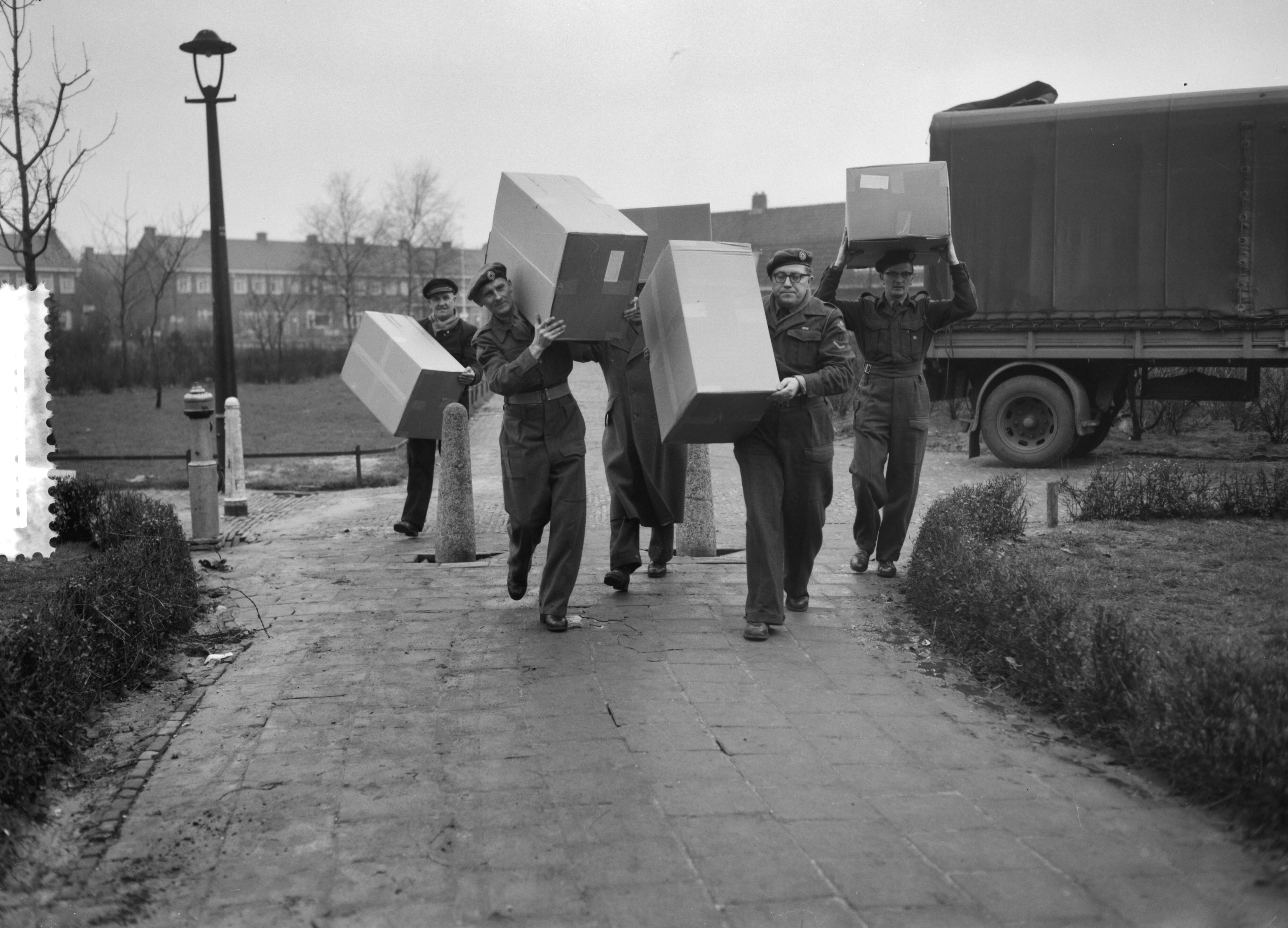Ramp Tuindorp Oostzaan — Laatste voorbereiding terugkeer bewoners Oostzaan, Rode Kruis pakketten lossen — Foto: Bilsen, Joop van / Anefo. Licentie: Set B: Rechtenvrij / Publiek Domein. Bron: Nationaal Archief. http://hdl.handle.net/10648/a9a6cc80-d0b4-102d-bcf8-003048976d84