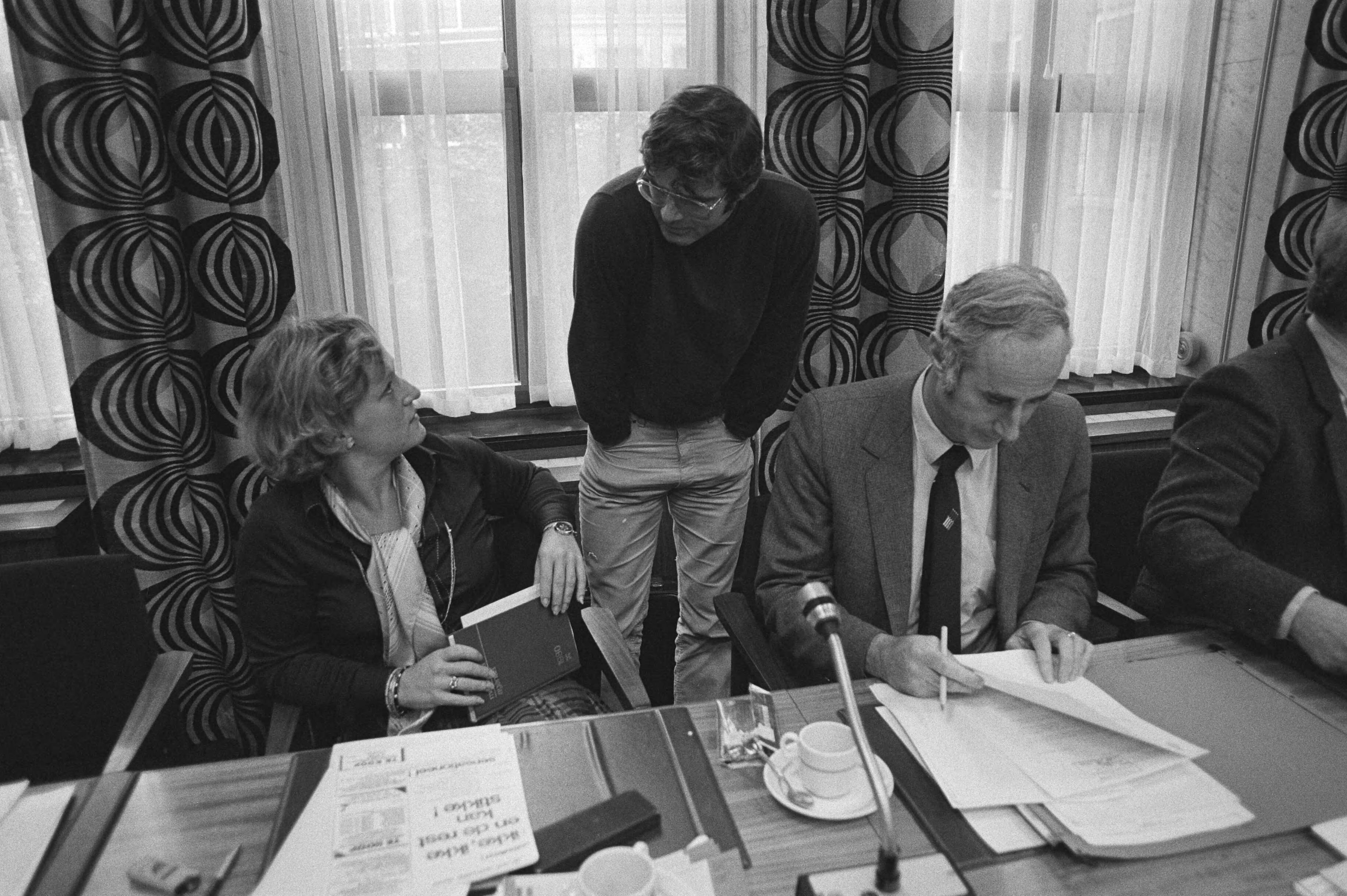 Fotocollectie Anefo — Diverse buurtorganisaties uit het hele land hebben een gesprek met commissie Volkshuisvesting in Den Haag over wijziging Koninklijk Besluit — Foto: Antonisse, Marcel / Anefo. Licentie: Set B: Rechtenvrij / Publiek Domein. Bron: Nationaal Archief. http://hdl.handle.net/10648/aceb122a-d0b4-102d-bcf8-003048976d84