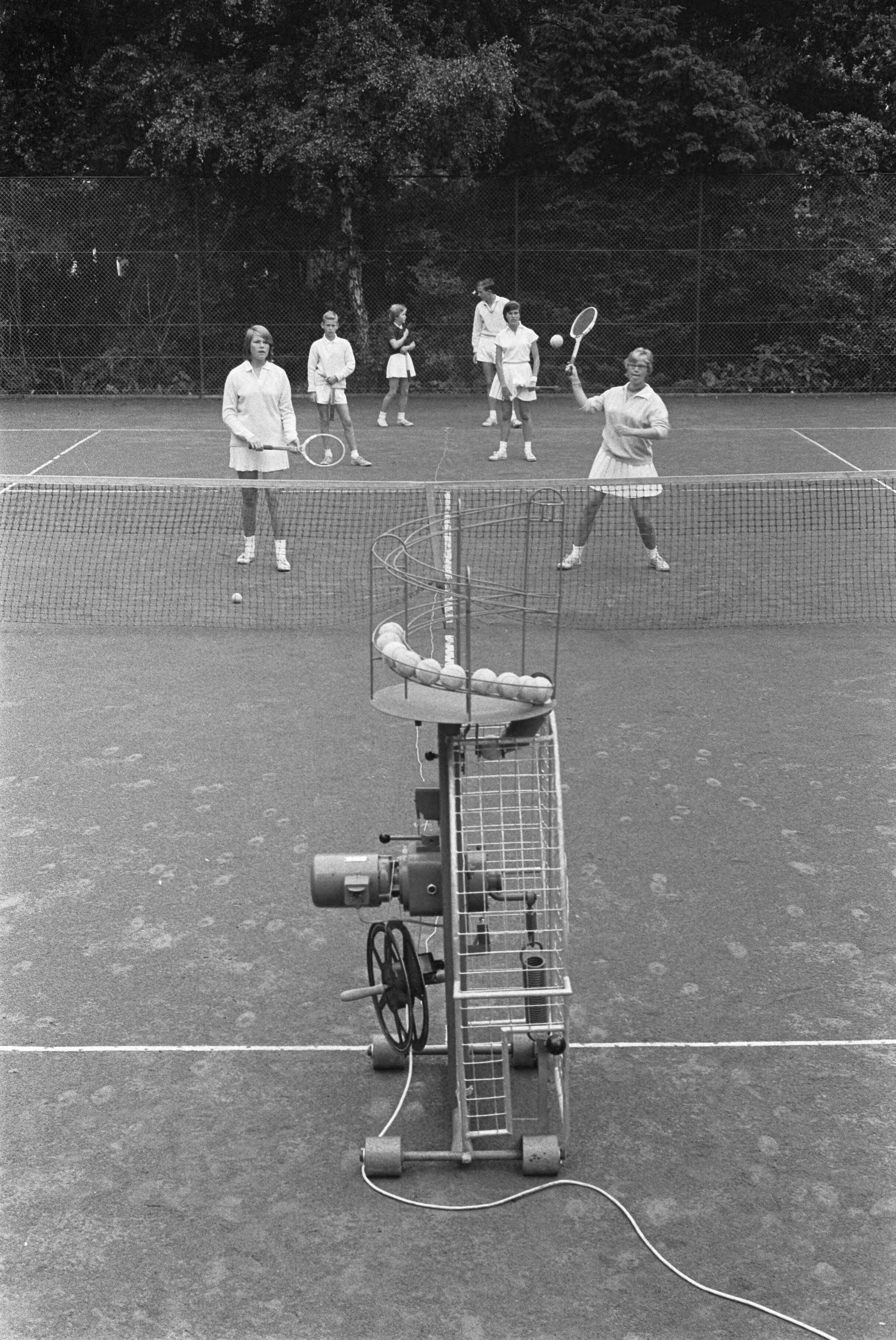Fotocollectie Anefo — Tenniskanon voor het eerst in Nederland in gebruik bij tennisclub Zandvoort — Foto: Pot, Harry / Anefo. Licentie: Set B: Rechtenvrij / Publiek Domein. Bron: Nationaal Archief. http://hdl.handle.net/10648/aa3fa6f8-d0b4-102d-bcf8-003048976d84