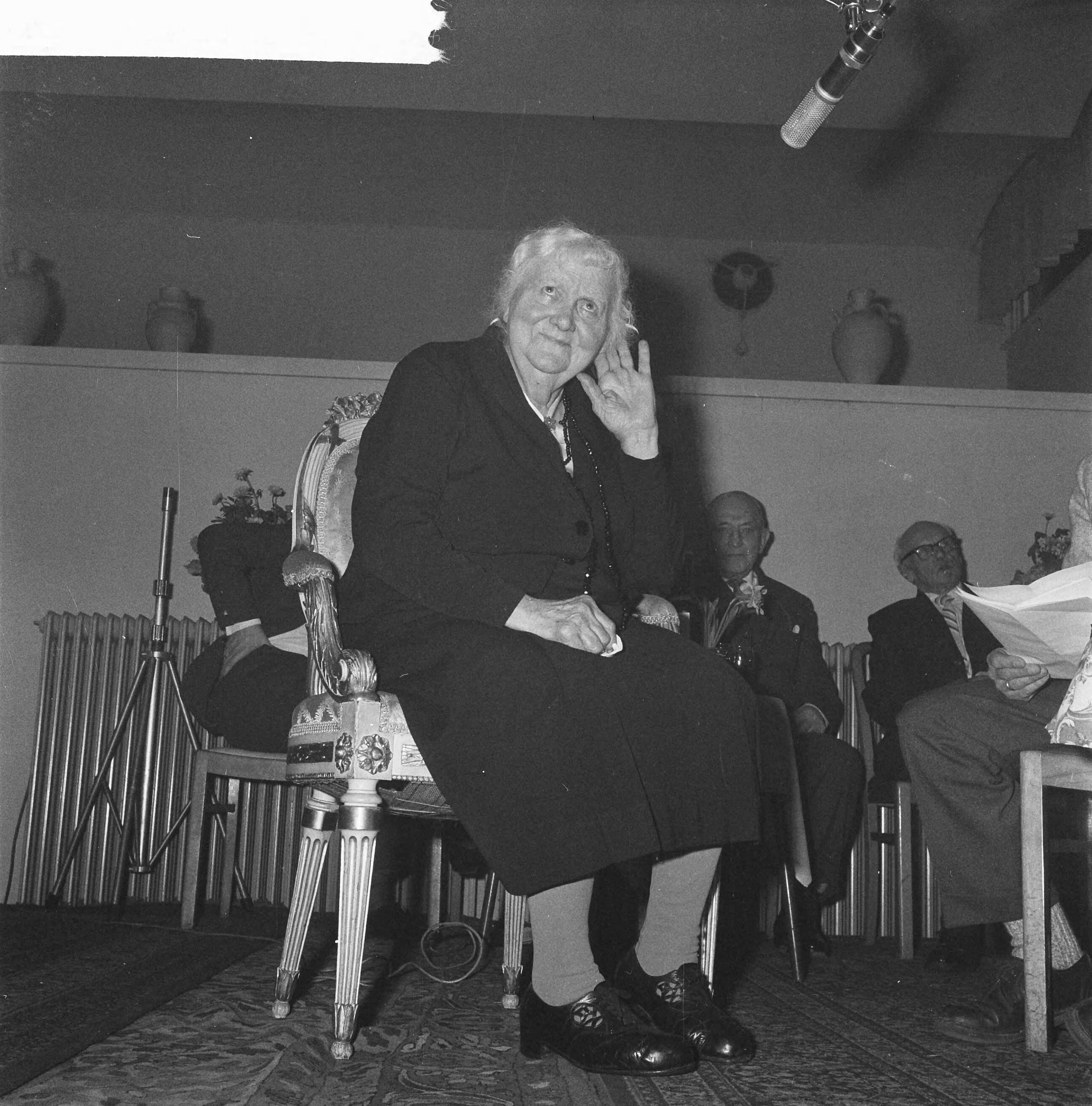 Fotocollectie Anefo — VARA-radioprogramma "Dit is uw Leven". mevrouw H. ter Hall-Köhler — Foto: Nijs, Jac. de / Anefo. Licentie: Set B: Rechtenvrij / Publiek Domein. Bron: Nationaal Archief. http://hdl.handle.net/10648/a9f7e4c6-d0b4-102d-bcf8-003048976d84