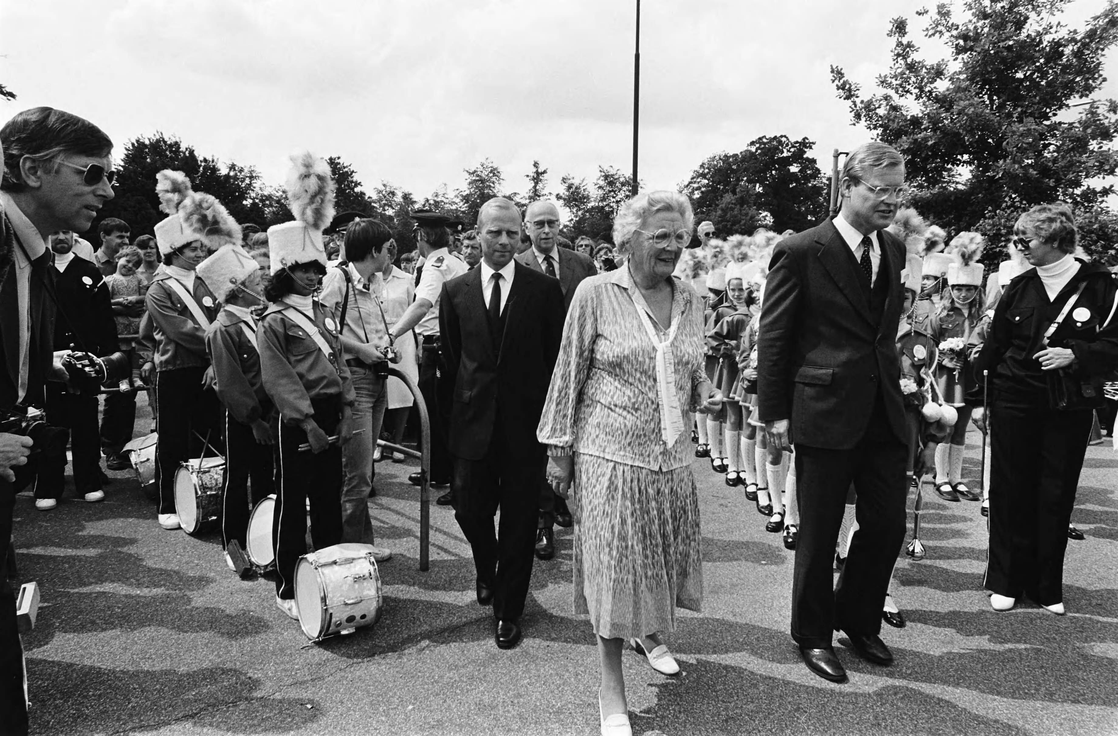 Fotocollectie Anefo — Prinses Juliana heeft een houten zitbank van de bevolking van Soest aangeboden gekregen; 8a, 9a: Prinses Juliana — Foto: Dijk, Hans van / Anefo. Licentie: Set B: Rechtenvrij / Publiek Domein. Bron: Nationaal Archief. http://hdl.handle.net/10648/acfd04c6-d0b4-102d-bcf8-003048976d84
