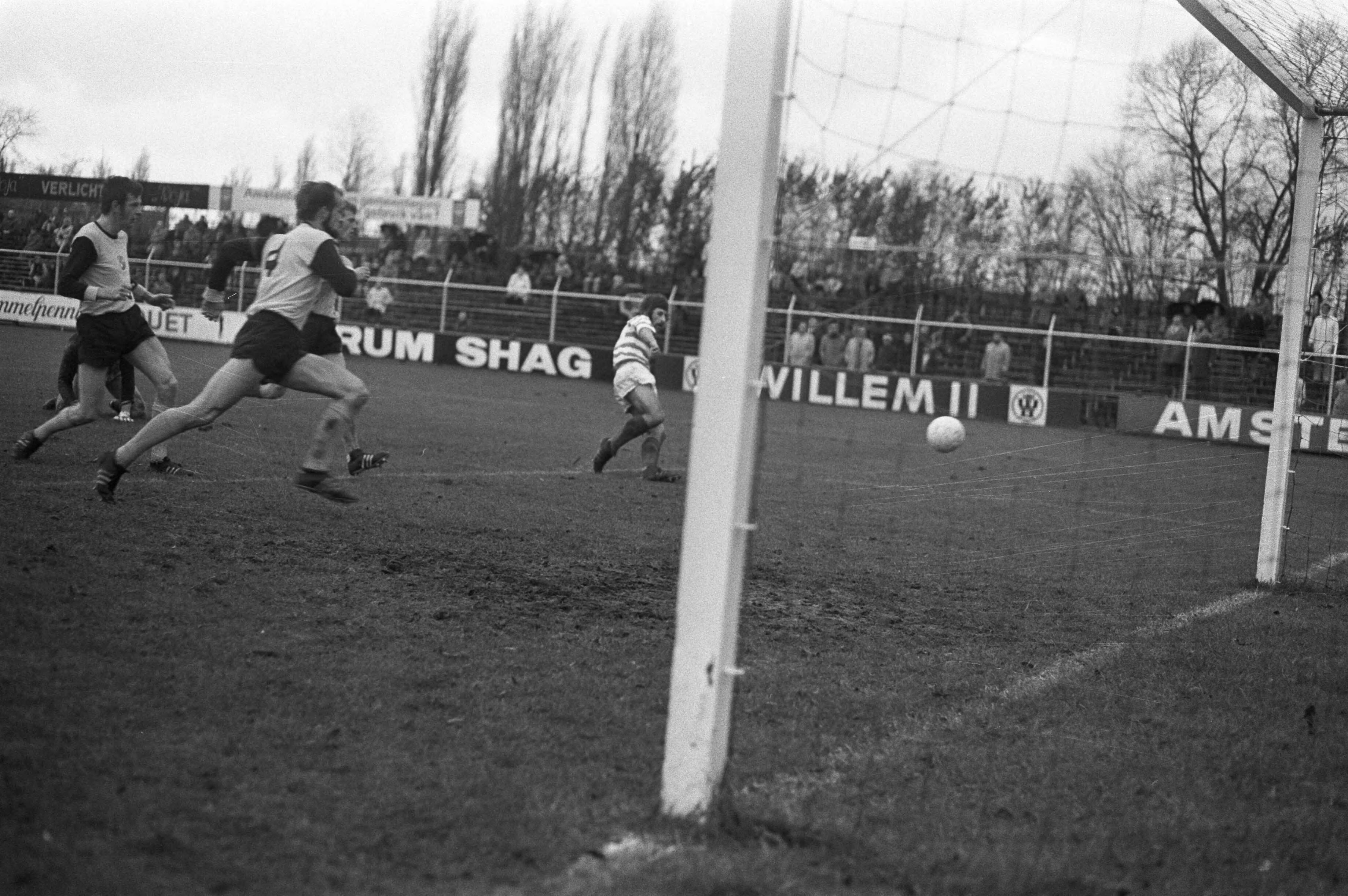 Fotocollectie Anefo — Blauw-Wit tegen Veendam 3-0 . Ab Schonewille (Blauw-Wit) schiet — Foto: Peters, Hans / Anefo. Licentie: Set B: Rechtenvrij / Publiek Domein. Bron: Nationaal Archief. http://hdl.handle.net/10648/abd839ee-d0b4-102d-bcf8-003048976d84