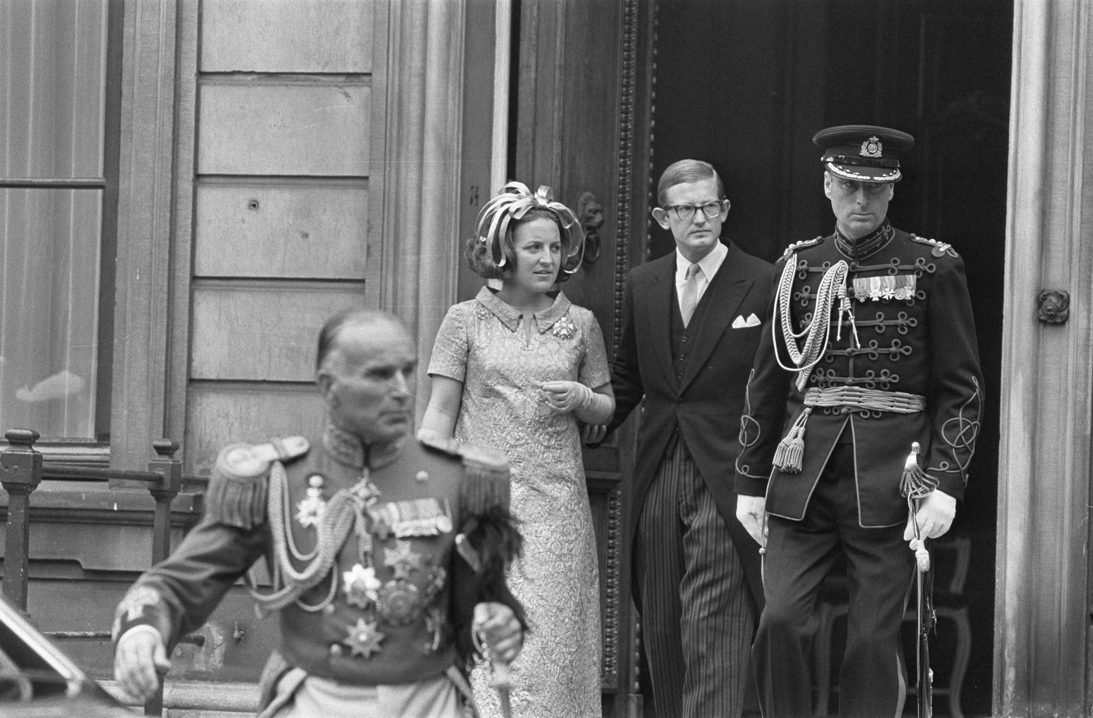Fotocollectie Anefo — Koninklijke familie op balkon Paleis Lange Voorhout , Den Haag — Foto: Fotograaf Onbekend / Anefo. Licentie: Set B: Rechtenvrij / Publiek Domein. Bron: Nationaal Archief. http://hdl.handle.net/10648/ab7a12c4-d0b4-102d-bcf8-003048976d84
