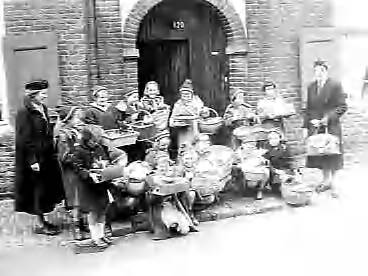 Fotocollectie Anefo — Kerstversiering voor ouden van dagen gemaakt door kabouters van de Kleine Totemkring uit Soest waaronder Prinses Marijke — Foto: Noske, J.D. / Anefo. Licentie: Set B: Rechtenvrij / Publiek Domein. Bron: Nationaal Archief. http://hdl.handle.net/10648/a954626a-d0b4-102d-bcf8-003048976d84
