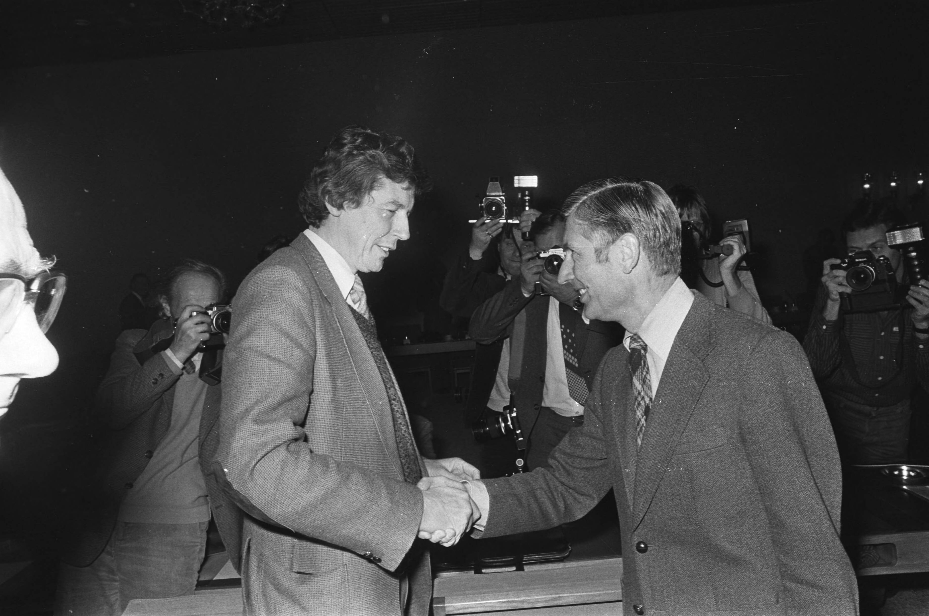 Fotocollectie Anefo — in SER gebouw in Den Haag regering, vakbonden en werkgevers over arbeidsovereenkomstenbeleid1981, 3 Kok, Van Veen , 4 Kok , Van Agt — Foto: Bogaerts, Rob / Anefo. Licentie: Set B: Rechtenvrij / Publiek Domein. Bron: Nationaal Archief. http://hdl.handle.net/10648/aced76fa-d0b4-102d-bcf8-003048976d84
