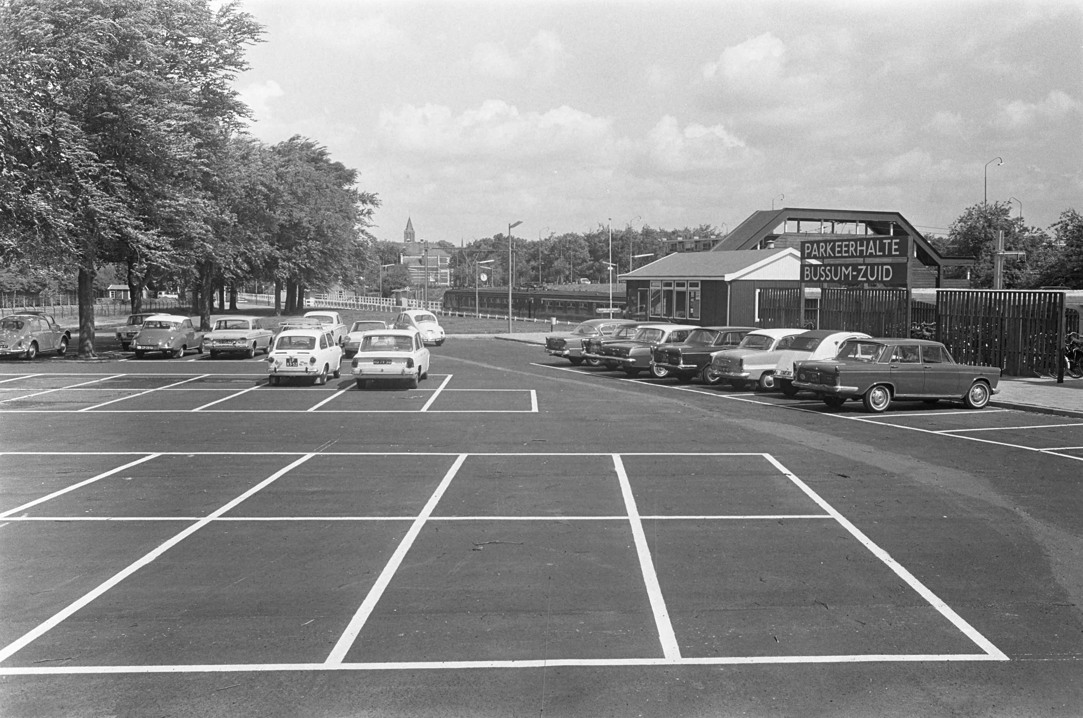 Fotocollectie Anefo — Nieuw station in Bussum, in Bussum-zuid met parkeerplaats tweehonderd autos — Foto: Koch, Eric / Anefo. Licentie: Set B: Rechtenvrij / Publiek Domein. Bron: Nationaal Archief. http://hdl.handle.net/10648/aaebbcc2-d0b4-102d-bcf8-003048976d84