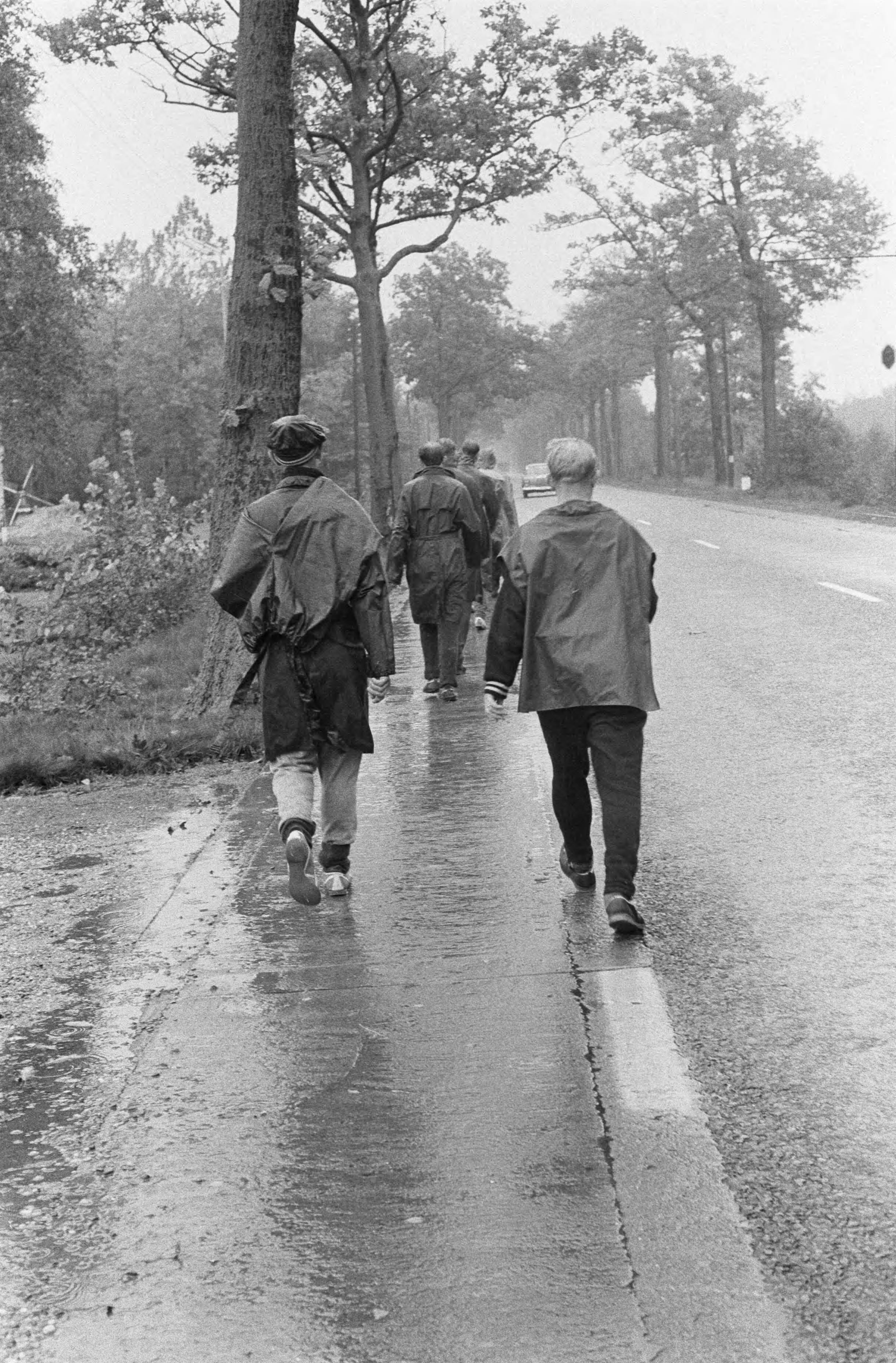 Fotocollectie Anefo — Wandelmars Parijs-Amsterdam, de deelnemers op weg in de regen — Foto: Pot, Harry / Anefo. Licentie: Set B: Rechtenvrij / Publiek Domein. Bron: Nationaal Archief. http://hdl.handle.net/10648/aa7e536c-d0b4-102d-bcf8-003048976d84