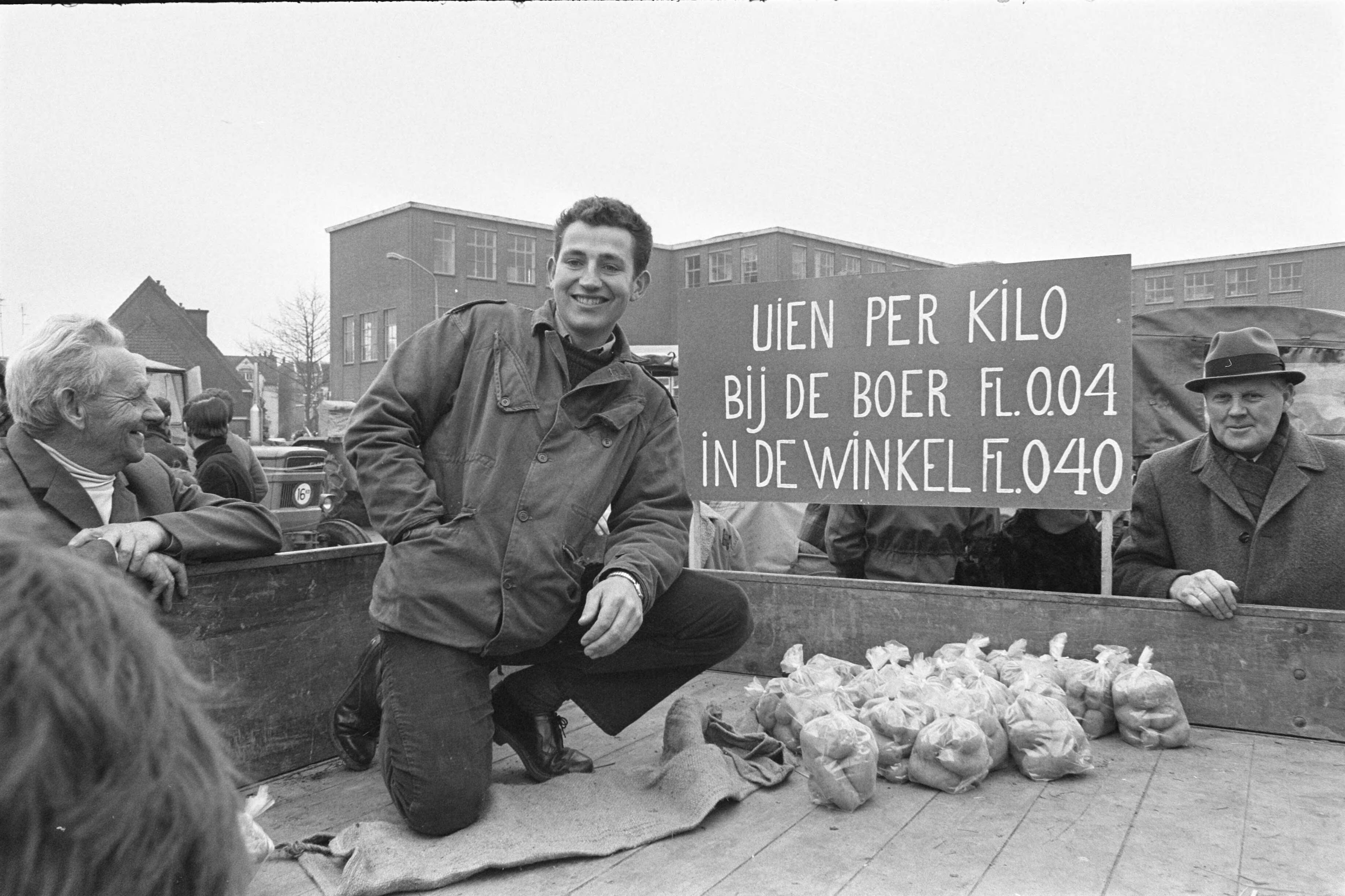 Fotocollectie Anefo — Boeren demonstreren tegen landbouwprijzen EEG in Winschoten verkoop aardappelen etc. tegen "boerenprijzen" — Foto: Croes, Rob C. / Anefo. Licentie: Set B: Rechtenvrij / Publiek Domein. Bron: Nationaal Archief. http://hdl.handle.net/10648/abe231f6-d0b4-102d-bcf8-003048976d84