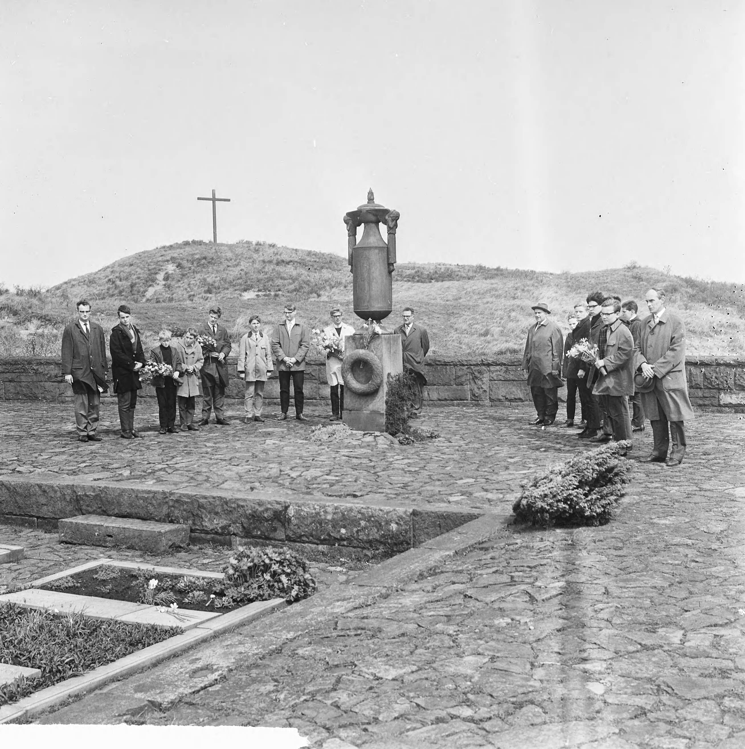 Dodenherdenking 1965 — Schoolkinderen leggen bloemen op graven van de erebegraafplaats te Overveen — Foto: Koch, Eric / Anefo. Licentie: Set B: Rechtenvrij / Publiek Domein. Bron: Nationaal Archief. http://hdl.handle.net/10648/aaa50282-d0b4-102d-bcf8-003048976d84