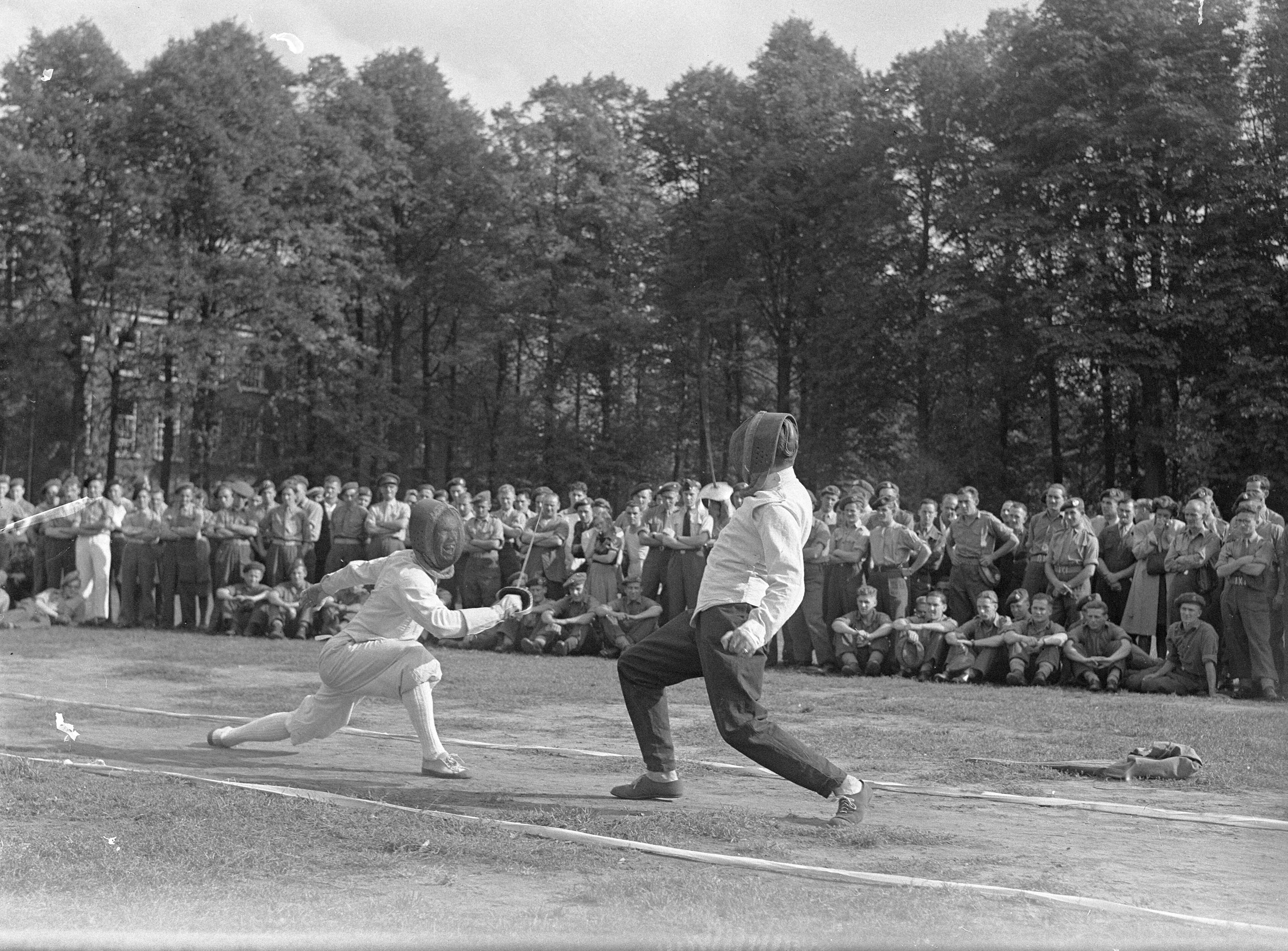 Fotocollectie Anefo — Feest opleidingscursus onderofficieren te Breda — Foto: Sagers, Harry / Anefo. Licentie: Set B: Rechtenvrij / Publiek Domein. Bron: Nationaal Archief. http://hdl.handle.net/10648/a8acf0b6-d0b4-102d-bcf8-003048976d84