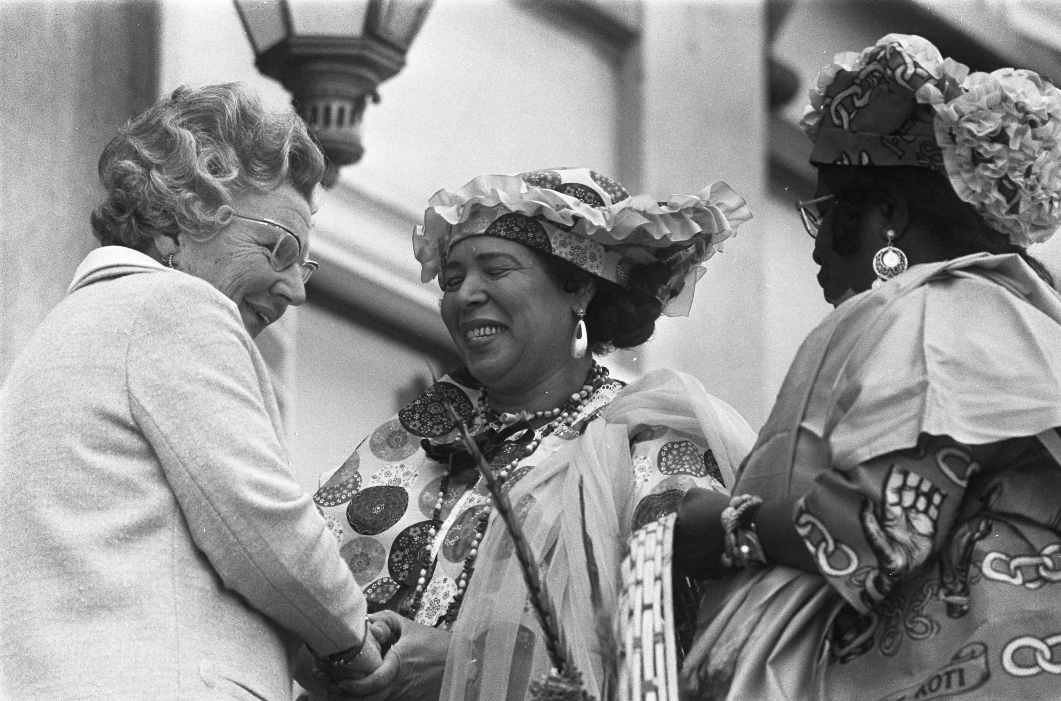 Koninginnedag 1973 — Koningin Juliana begroet Surinaamse dames in klederdracht — Foto: Fotograaf Onbekend / Anefo. Licentie: Set B: Rechtenvrij / Publiek Domein. Bron: Nationaal Archief. http://hdl.handle.net/10648/ac2afd3c-d0b4-102d-bcf8-003048976d84