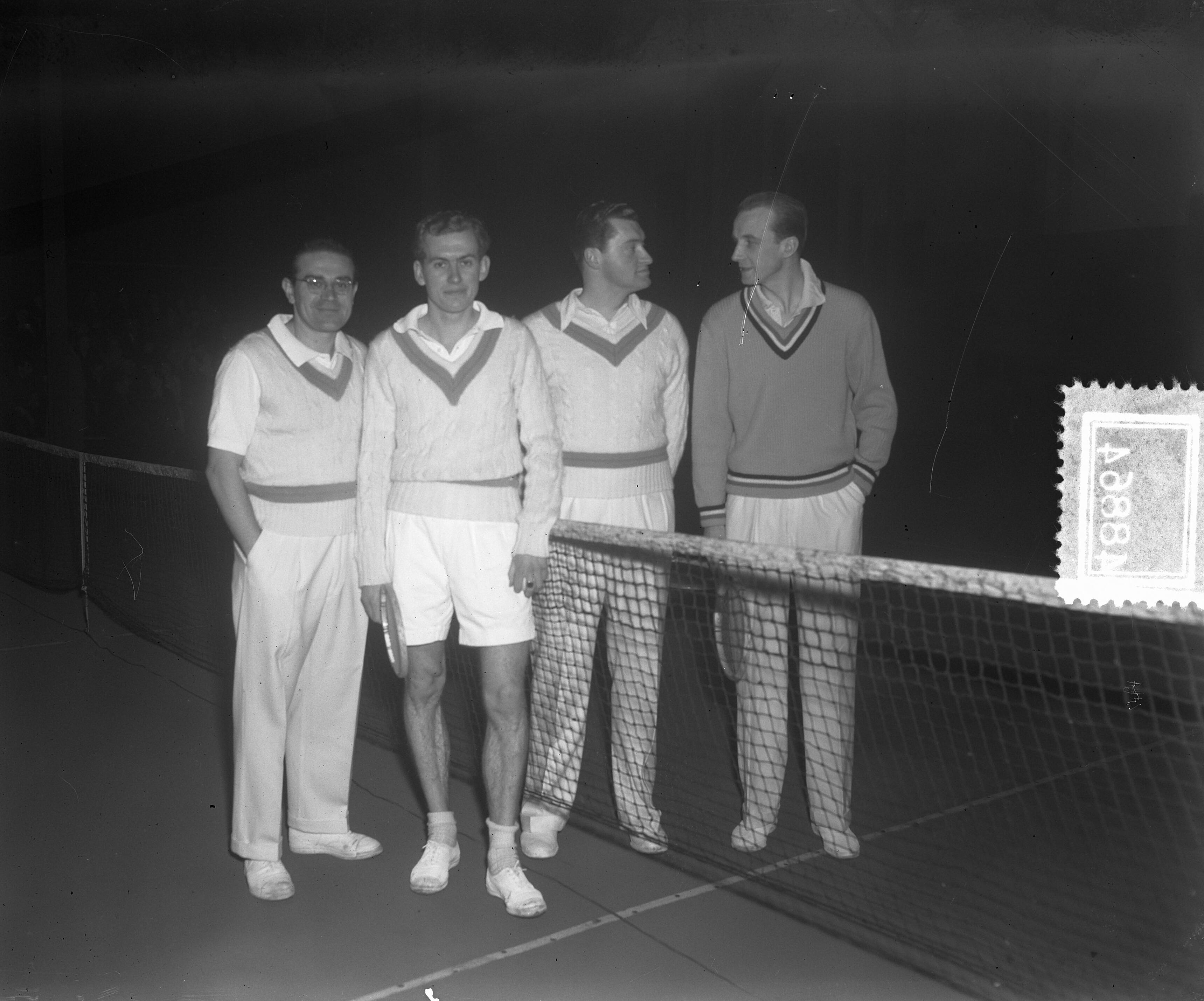 Fotocollectie Anefo — Tennissers Jaroslav Drobny (Egypte), Huib Wilton, Rob van Meegeren en Bernard Destremau (Frans kampioen)op Marlot in Den Haag — Foto: Duinen, H. van / Anefo. Licentie: Set B: Rechtenvrij / Publiek Domein. Bron: Nationaal Archief. http://hdl.handle.net/10648/a8f31604-d0b4-102d-bcf8-003048976d84