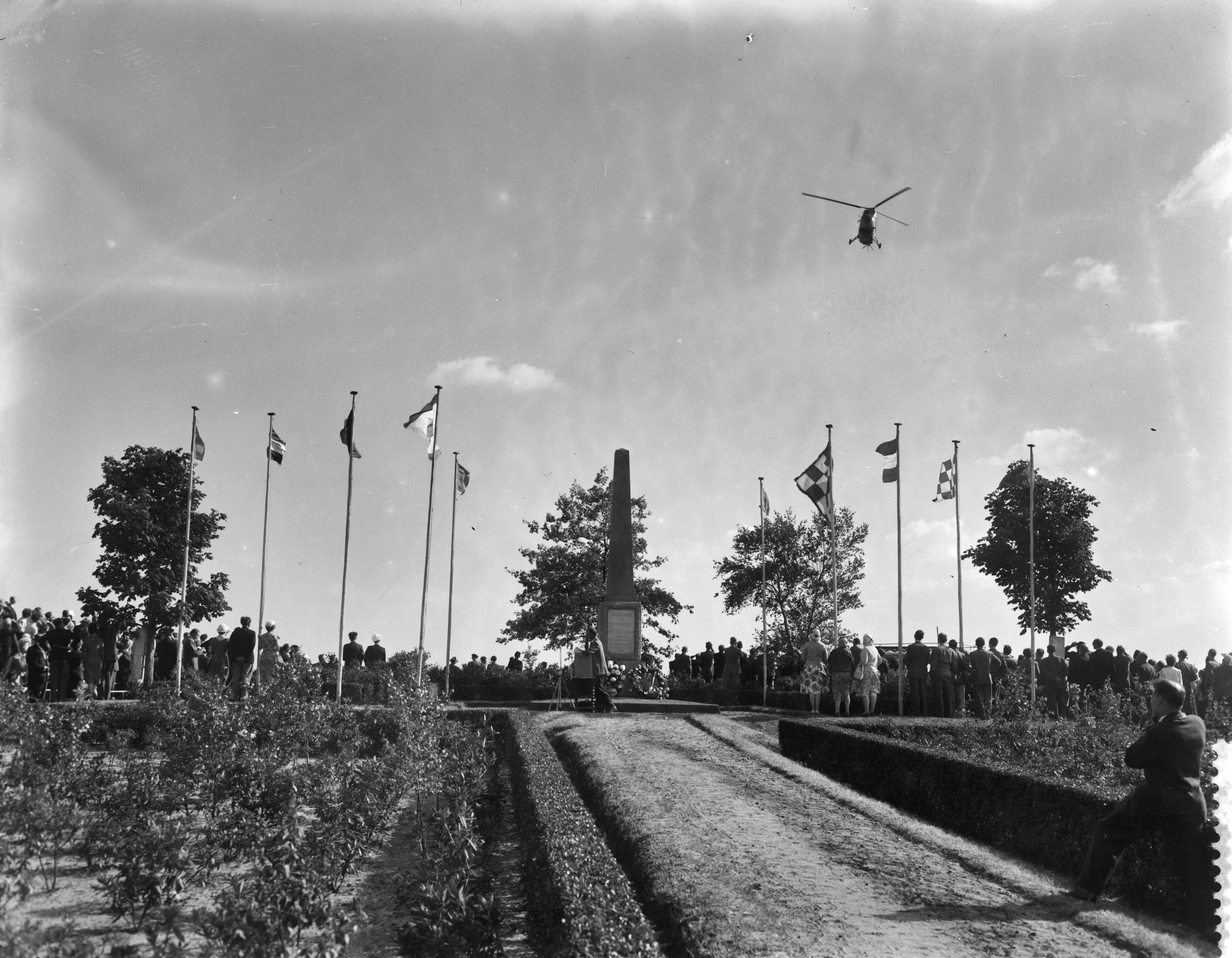 Fotocollectie Anefo — Herdenking te Etten-Leur van de eerste in Nederland gehouden vliegtocht 50 jaar geleden. Kranslegging bij het monument op de Klappenberg door de waarnemend Commissaris der Koningin in Noord-Brabant, ir. H. van Haaren — Foto: Behrens, Herbert F. / Anefo. Licentie: Set B: Rechtenvrij / Publiek Domein. Bron: Nationaal Archief. http://hdl.handle.net/10648/a9966c14-d0b4-102d-bcf8-003048976d84