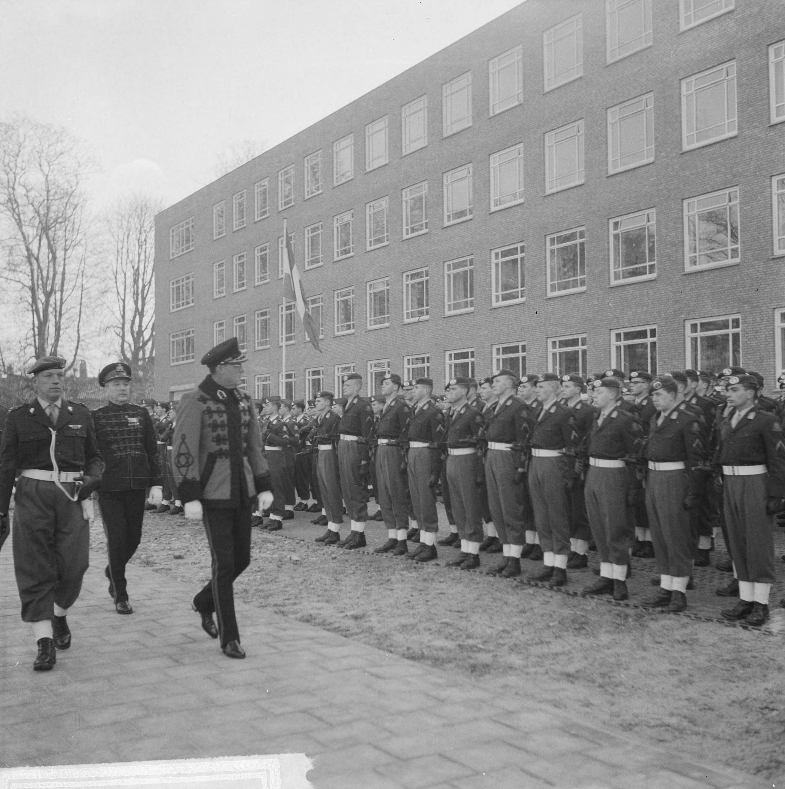 Fotocollectie Anefo — Prins Bernhard opende Prins Bernhardpaviljoen op de KMA te Breda. De prins inspecteert de erewacht, achter hem de gouverneur van de KMA, generaal-majoor W.C.H. van Reede — Foto: Nijs, Jac. de / Anefo. Licentie: Set B: Rechtenvrij / Publiek Domein. Bron: Nationaal Archief. http://hdl.handle.net/10648/aa56386e-d0b4-102d-bcf8-003048976d84