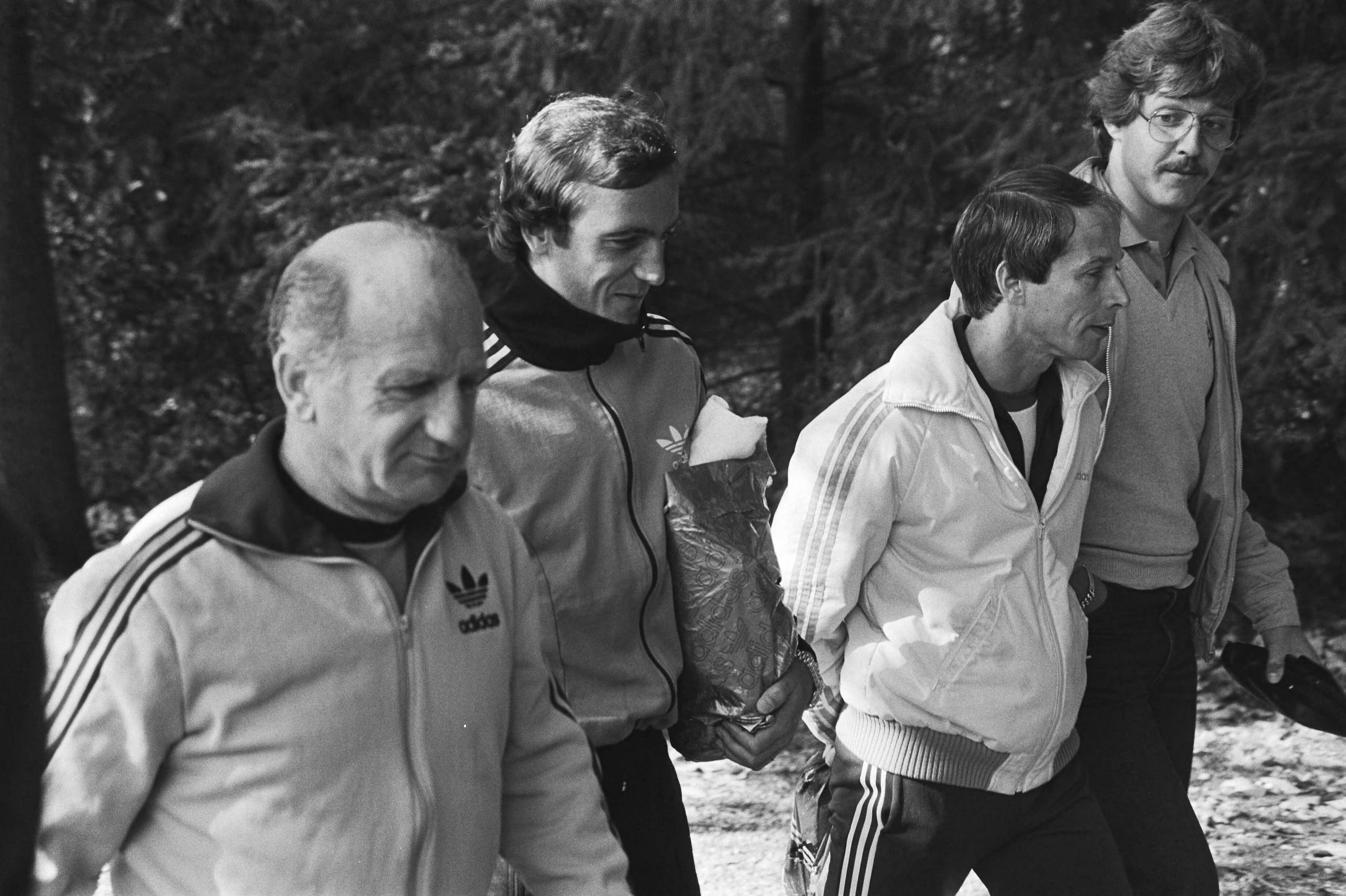 Training van Johan Neeskens in Zeist om eventueel a.s. woensdag in het Nederlands elftal te spelen — Kees Rijvers, Johan Neeskens en Rob Baan (hulptrainer) na de training — Foto: Dijk, Hans van / Anefo. Licentie: Set B: Rechtenvrij / Publiek Domein. Bron: Nationaal Archief. http://hdl.handle.net/10648/ad05c156-d0b4-102d-bcf8-003048976d84