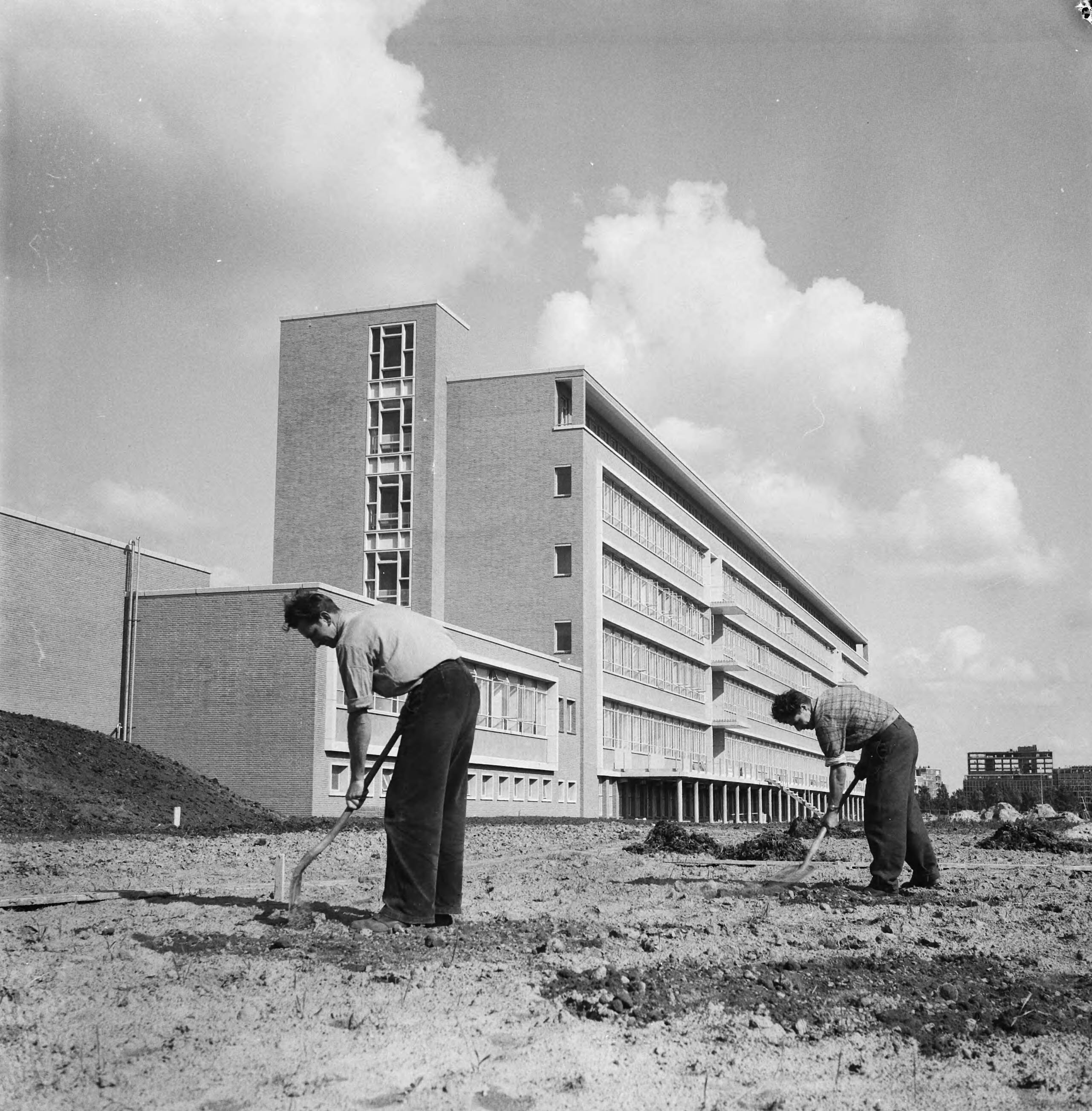 Fotocollectie Anefo — Nieuwe Rode Kruis Ziekenhuis aan de Sportlaan in Den Haag — Foto: Rossem, Wim van / Anefo. Licentie: Set B: Rechtenvrij / Publiek Domein. Bron: Nationaal Archief. http://hdl.handle.net/10648/a9ba7d8e-d0b4-102d-bcf8-003048976d84