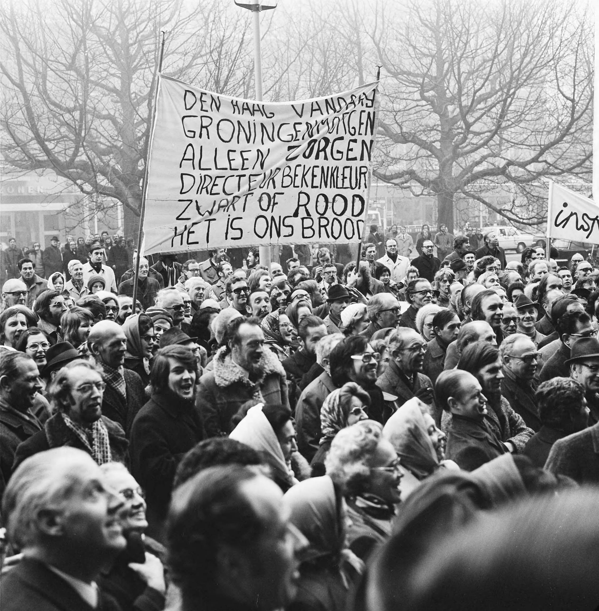 PTT-ers demonstreren in Den Haag voor het kantoor van de PTT i.v.m de voorgenomen verhuizing naar Groningen — Demonstranten met spandoeken — Foto: Mieremet, Rob / Anefo. Licentie: Set B: Rechtenvrij / Publiek Domein. Bron: Nationaal Archief. http://hdl.handle.net/10648/ac4554de-d0b4-102d-bcf8-003048976d84