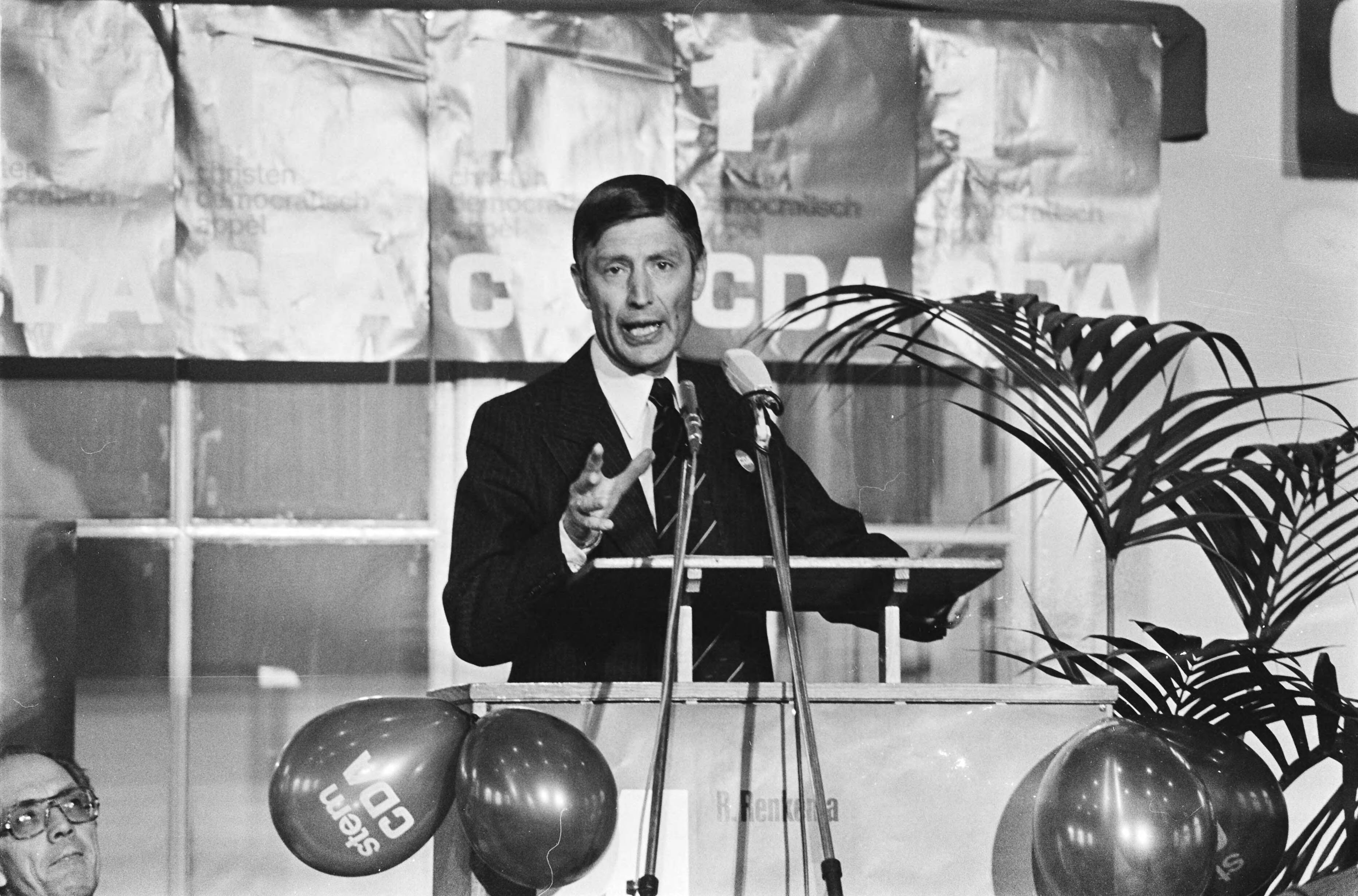 Fotocollectie Anefo — CDA verkiezingsbijeenkomst in Leeuwarden; Van Agt tijdens toespraak — Foto: Verhoeff, Bert / Anefo. Licentie: Set B: Rechtenvrij / Publiek Domein. Bron: Nationaal Archief. http://hdl.handle.net/10648/acaec2fc-d0b4-102d-bcf8-003048976d84