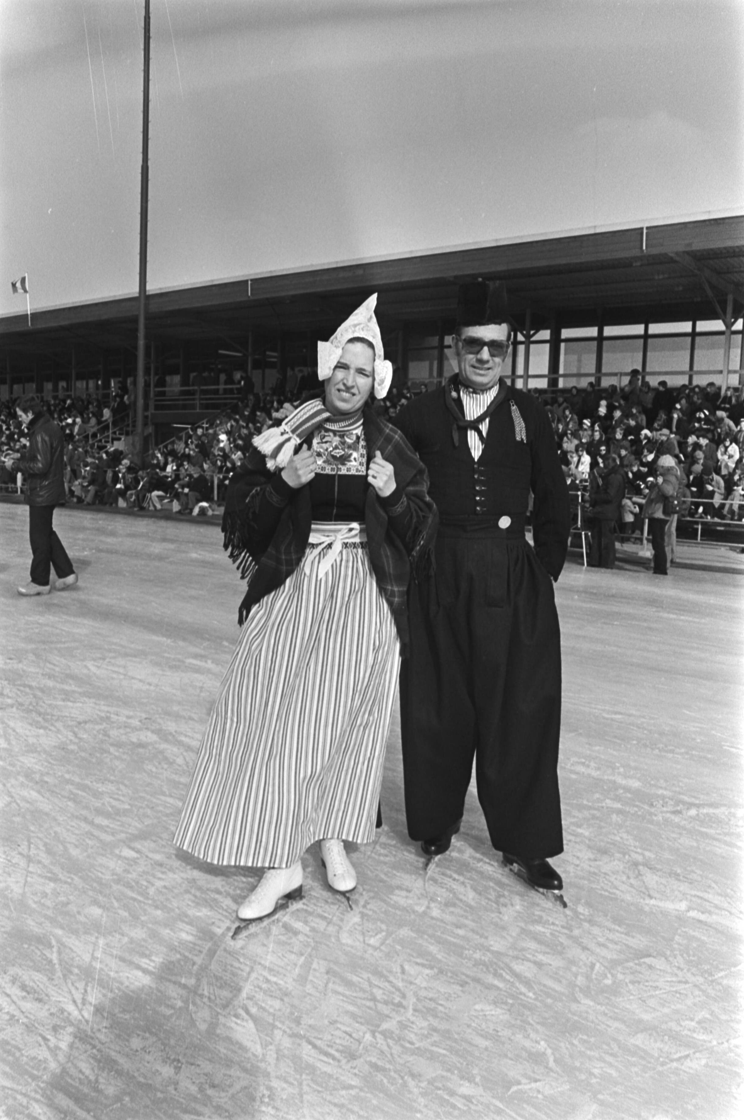 Fotocollectie Anefo — Oud-hollandse ijsfolklore op kunstijsbaan Alkmaar; schoonrijden in klederdracht — Foto: Bogaerts, Rob / Anefo. Licentie: Set B: Rechtenvrij / Publiek Domein. Bron: Nationaal Archief. http://hdl.handle.net/10648/ac7eae1e-d0b4-102d-bcf8-003048976d84