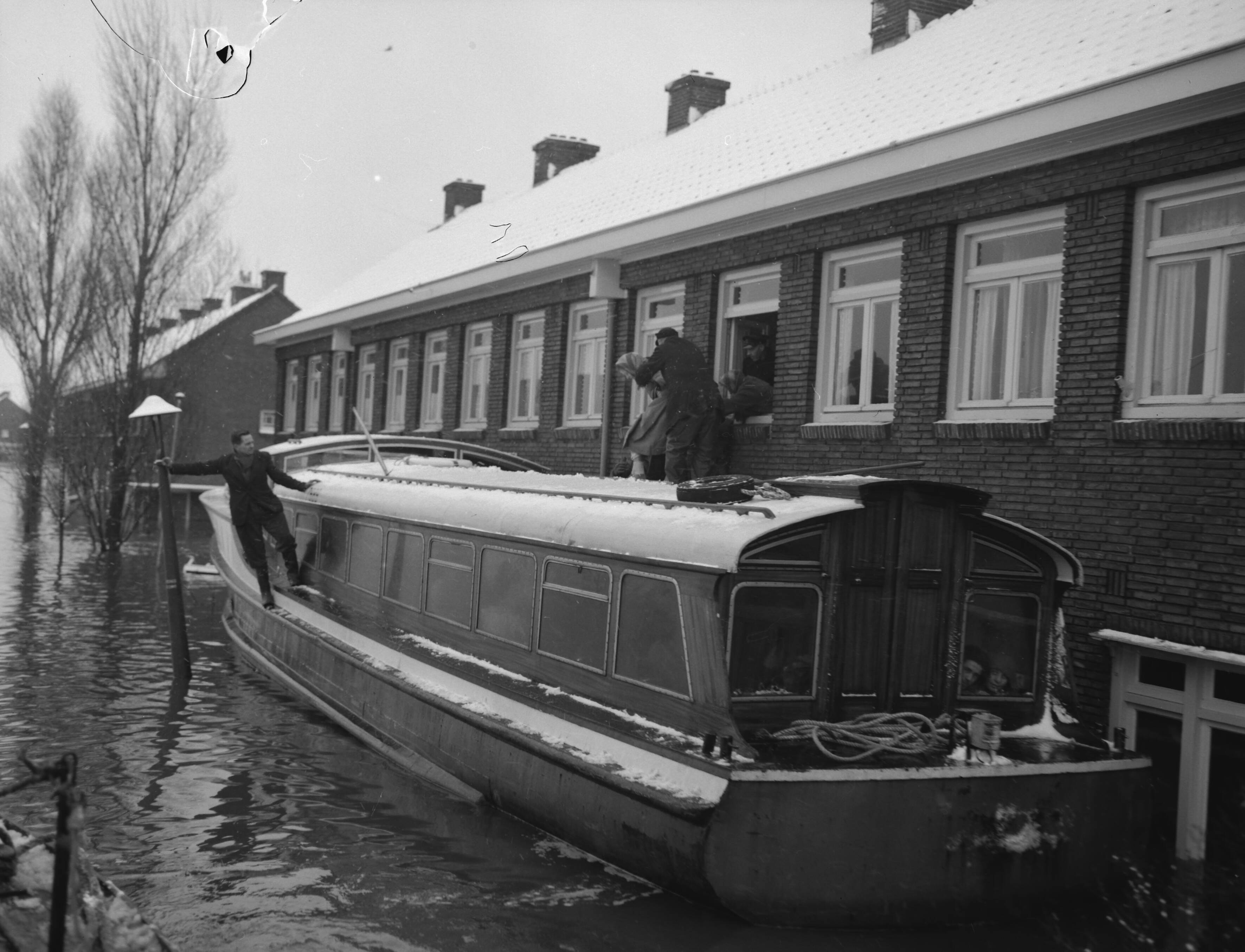 Ramp Tuindorp Oostzaan — Foto: Rossem, Wim van / Anefo. — Licentie: Set B: Rechtenvrij / Publiek Domein. Bron: Nationaal Archief. http://hdl.handle.net/10648/a9a5a92c-d0b4-102d-bcf8-003048976d84