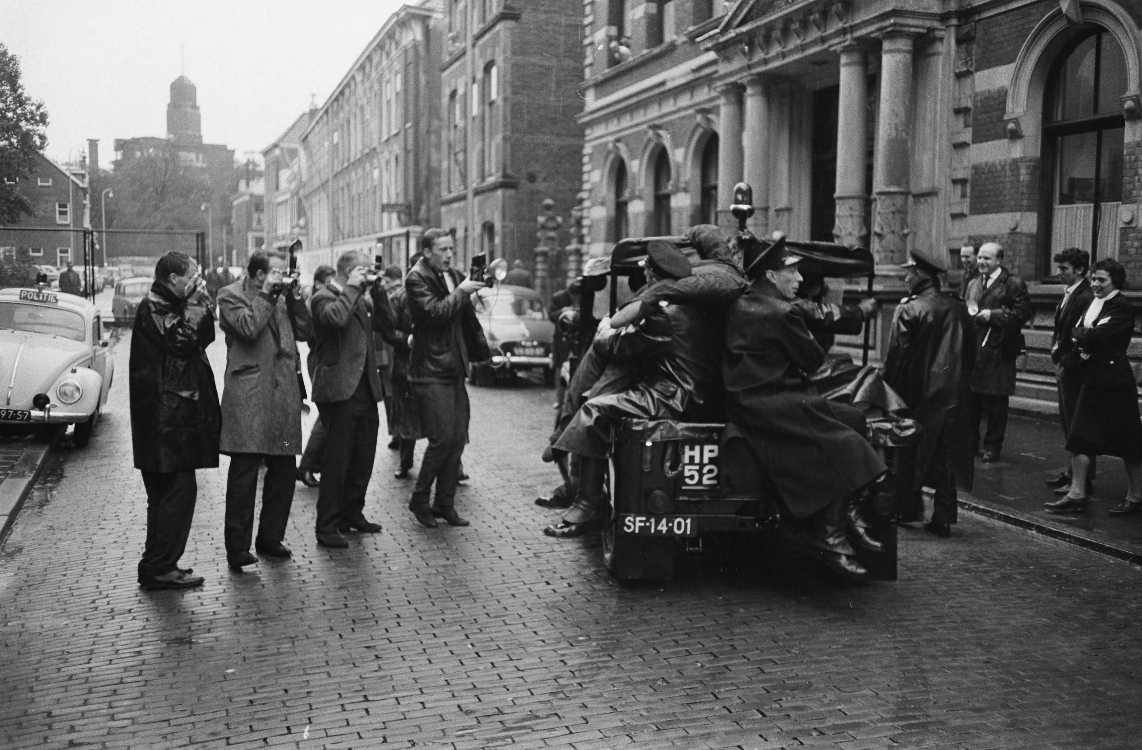 Fotocollectie Anefo — Examen fotojournalist te Den Haag, de kandidaten in aktie — Foto: Pot, Harry / Anefo. Licentie: Set B: Rechtenvrij / Publiek Domein. Bron: Nationaal Archief. http://hdl.handle.net/10648/aa1ce7e4-d0b4-102d-bcf8-003048976d84