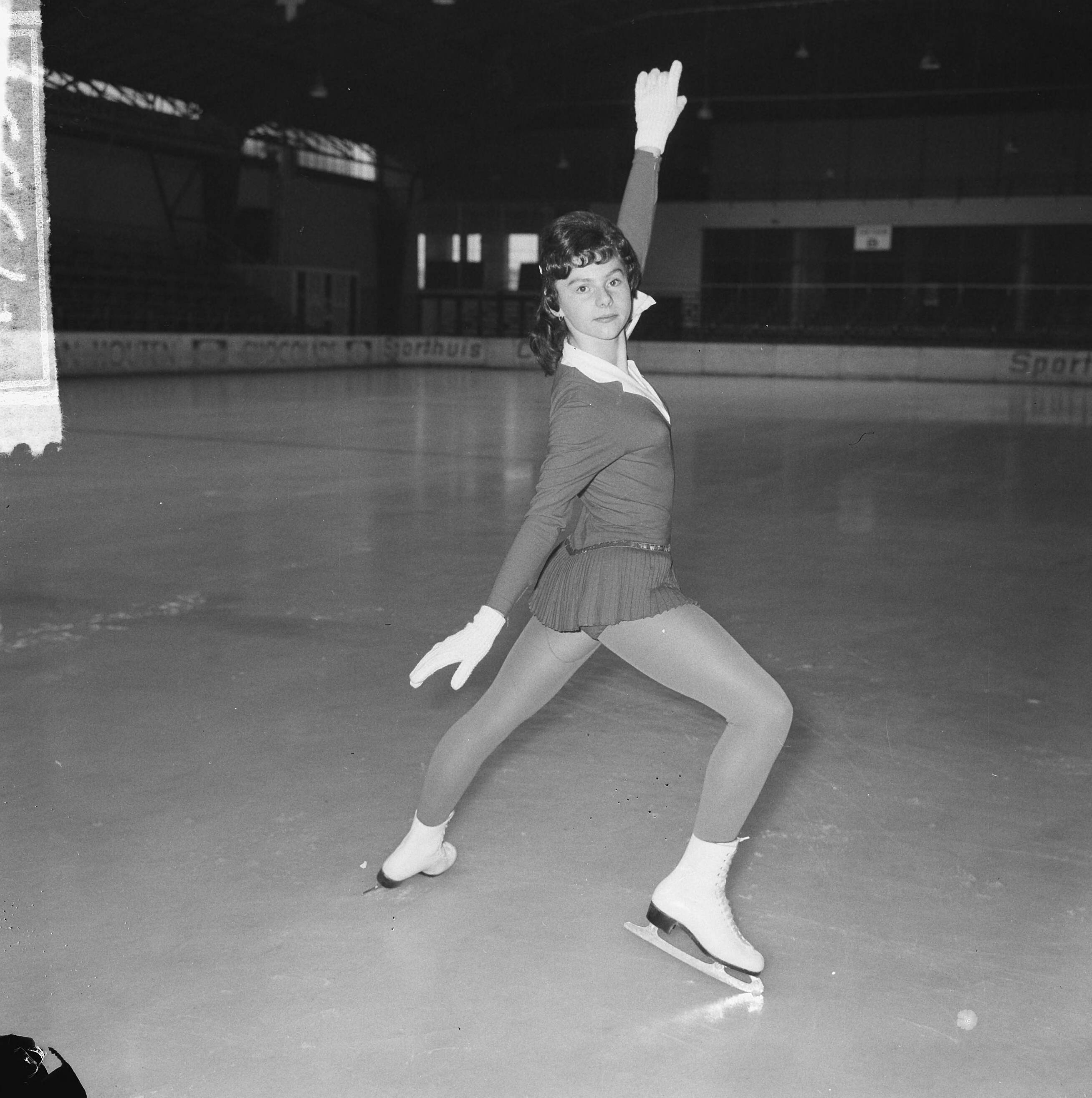 Fotocollectie Anefo — Nationale kampioenschappen kunstrijden 1965, Anneke Heidt uit Den Haag in actie — Foto: Nijs, Jac. de / Anefo. Licentie: Set B: Rechtenvrij / Publiek Domein. Bron: Nationaal Archief. http://hdl.handle.net/10648/aa99fb6c-d0b4-102d-bcf8-003048976d84