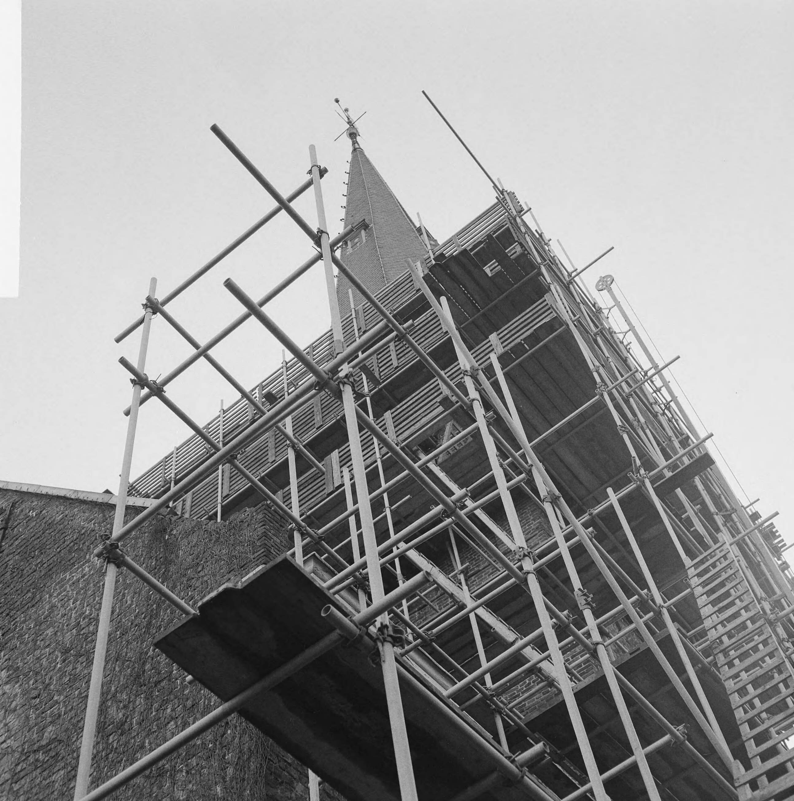 Restauratie van de oude dorpskerk te Voorburg — Toren van de oude dorpskerk in de steigers — Foto: Kroon, Ron / Anefo. Licentie: Set B: Rechtenvrij / Publiek Domein. Bron: Nationaal Archief. http://hdl.handle.net/10648/aacbbd8c-d0b4-102d-bcf8-003048976d84
