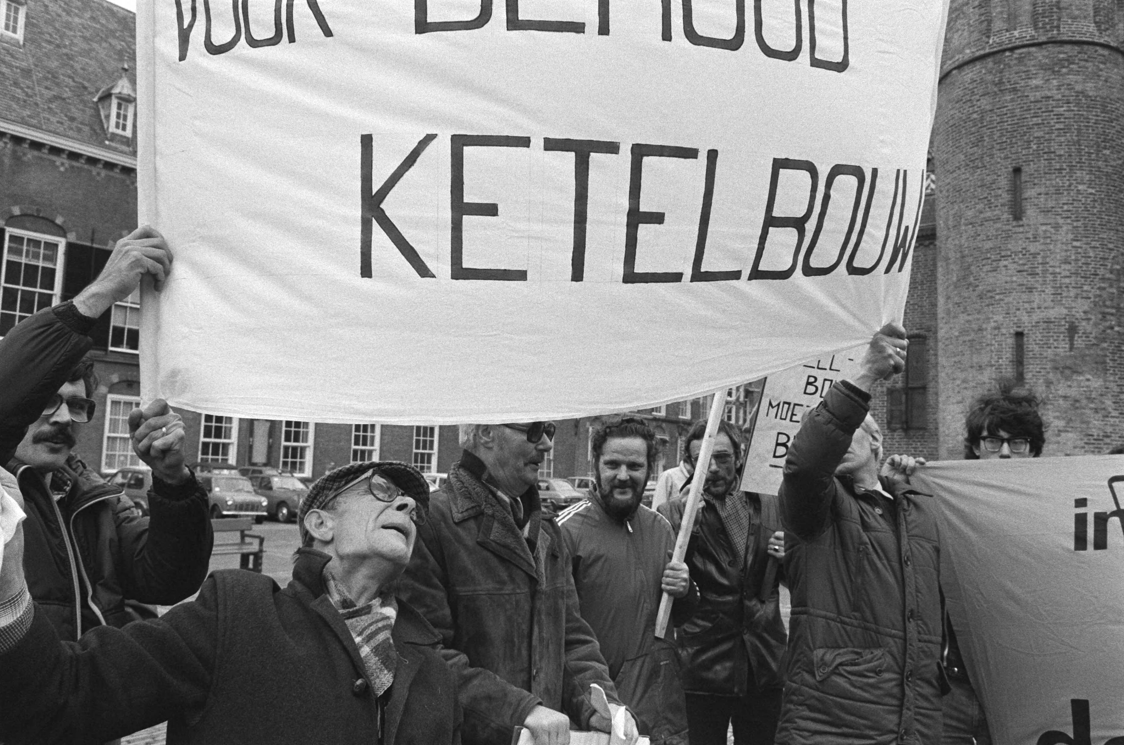 Demonstratie door ketelbouwers van Stork Hengelo en Schelde Vlissingen in Den Haag voor behoud van werkgelegenheid in deze sector — Den Haag|Zuid-Holland|demonstraties |werknemers |spandoeken|Stork |Schelde, De — Foto: Bogaerts, Rob / Anefo. Licentie: Set B: Rechtenvrij / Publiek Domein. Bron: Nationaal Archief. http://hdl.handle.net/10648/ad08f1a0-d0b4-102d-bcf8-003048976d84