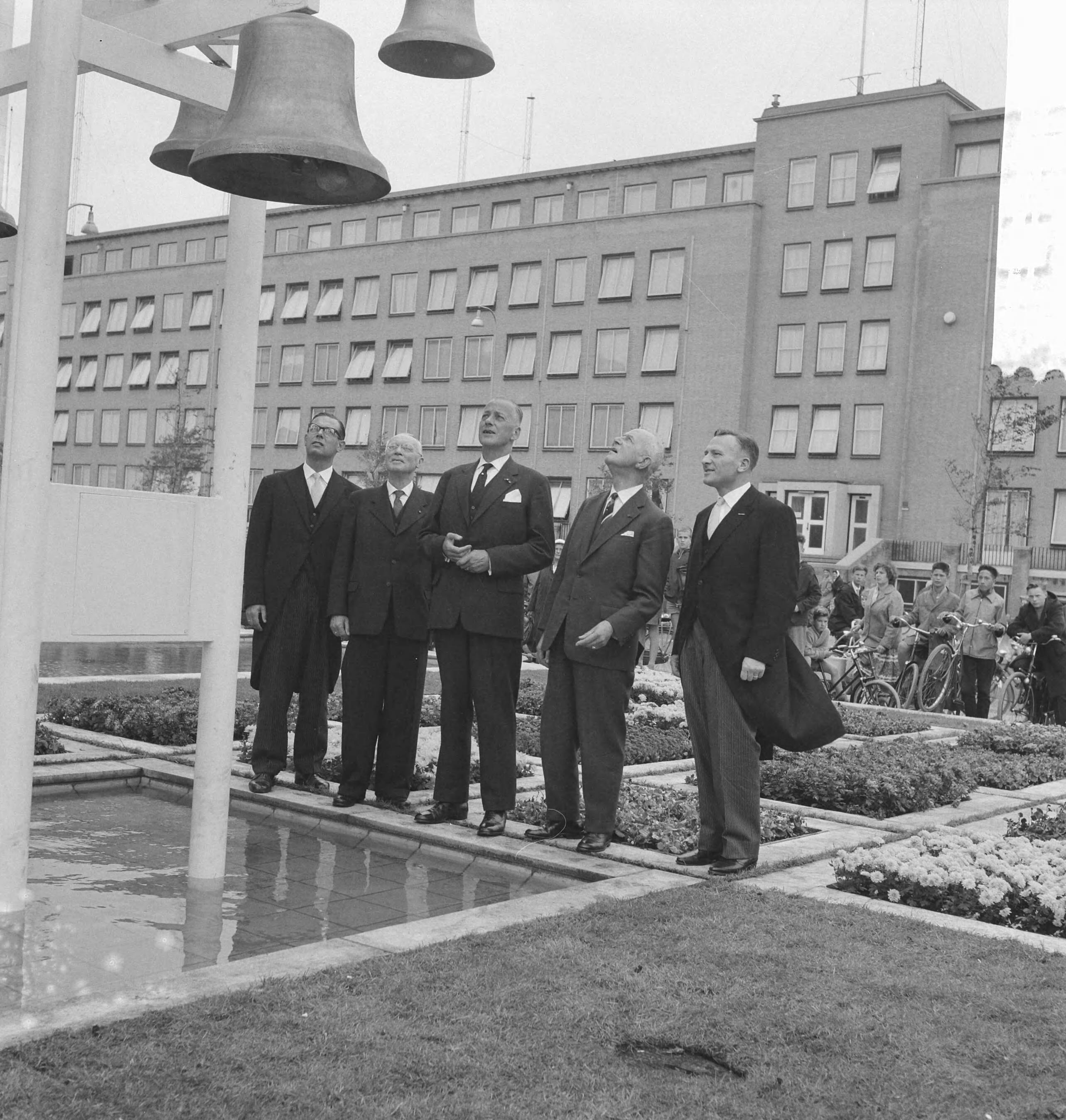 Fotocollectie Anefo — Opening nieuwe hoofdkantoor van de Nillmij aan het Stadhoudersplantsoen in Den Haag. Burgemeester van Den Haag, die de opening verrichte, en burgemeester van Utrecht De Ranitz (midden) bekijken het carillon wat bij het gebouw staat — Foto: Koch, Eric / Anefo. Licentie: Set B: Rechtenvrij / Publiek Domein. Bron: Nationaal Archief. http://hdl.handle.net/10648/a9e1a88c-d0b4-102d-bcf8-003048976d84