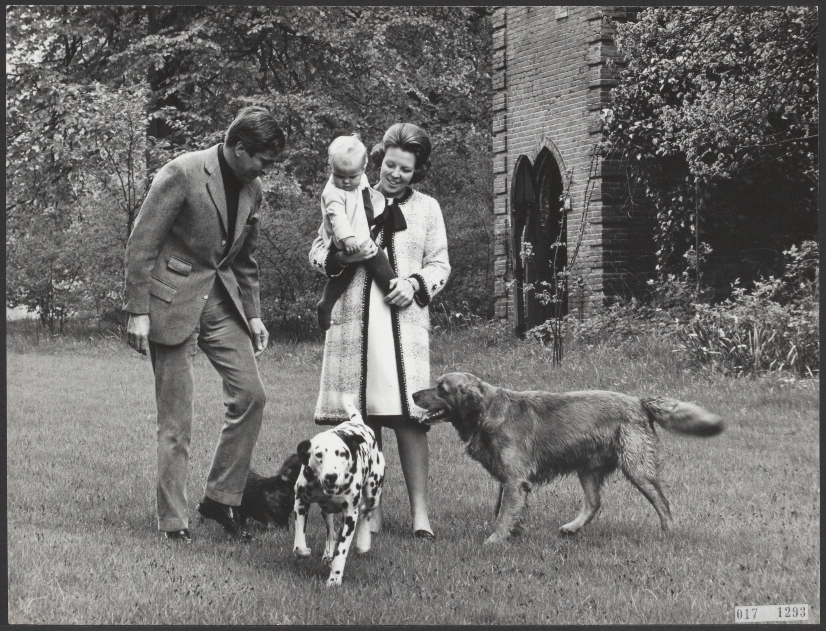 Fotocollectie Elsevier Binnenland — Geen bijschrift [Prins Claus en prinses Beatrix, die prins Willem-Alexander op de arm draagt, met drie honden in de tuin van kasteel Drakensteyn] — Foto: Koot, Max / RVD. Licentie: Set B: Rechtenvrij / Publiek Domein. Bron: Nationaal Archief. http://hdl.handle.net/10648/adc095da-d0b4-102d-bcf8-003048976d84