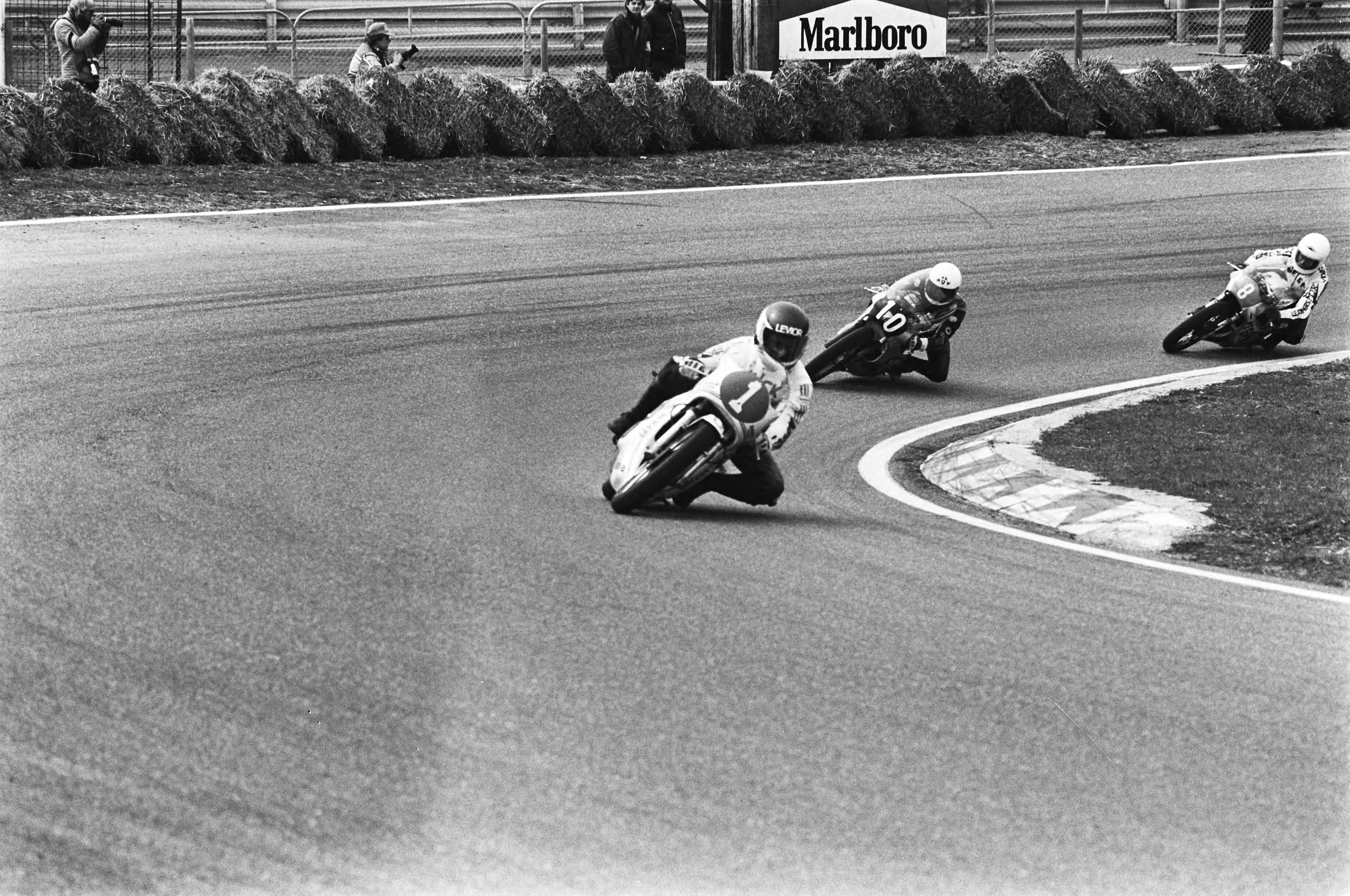 Motorraces op Zandvoort — Jack Middelburg ( nr. 1 ) in aktie — Foto: Suyk, Koen / Anefo. Licentie: Set B: Rechtenvrij / Publiek Domein. Bron: Nationaal Archief. http://hdl.handle.net/10648/acc87df0-d0b4-102d-bcf8-003048976d84