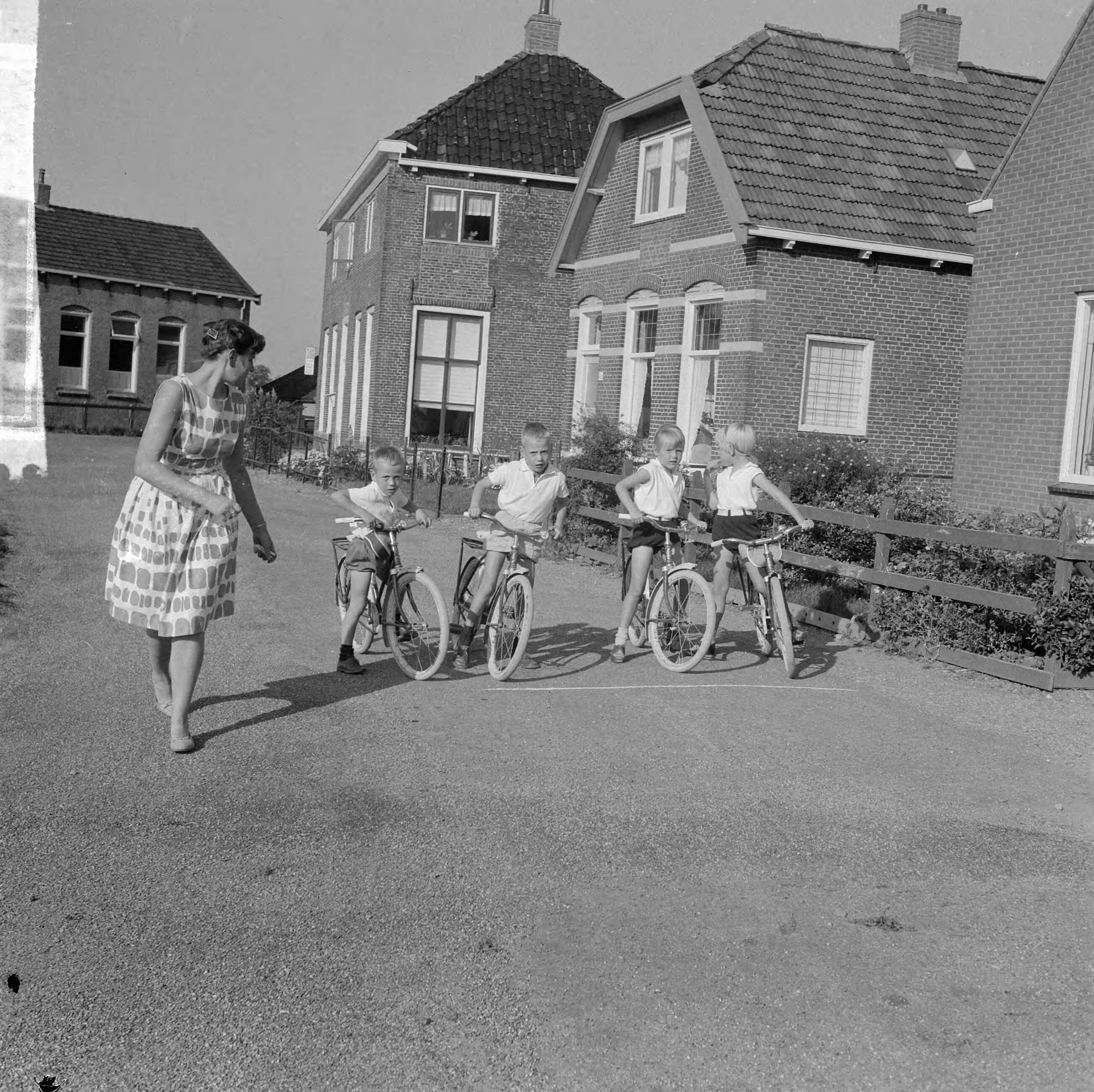 Fotocollectie Anefo — Friese vierling uit Deinum aanstaande zaterdag 6 jaar, moeder Lautenbach en de vierling — Foto: Gelderen, Hugo van / Anefo. Licentie: Set B: Rechtenvrij / Publiek Domein. Bron: Nationaal Archief. http://hdl.handle.net/10648/aa77c4de-d0b4-102d-bcf8-003048976d84