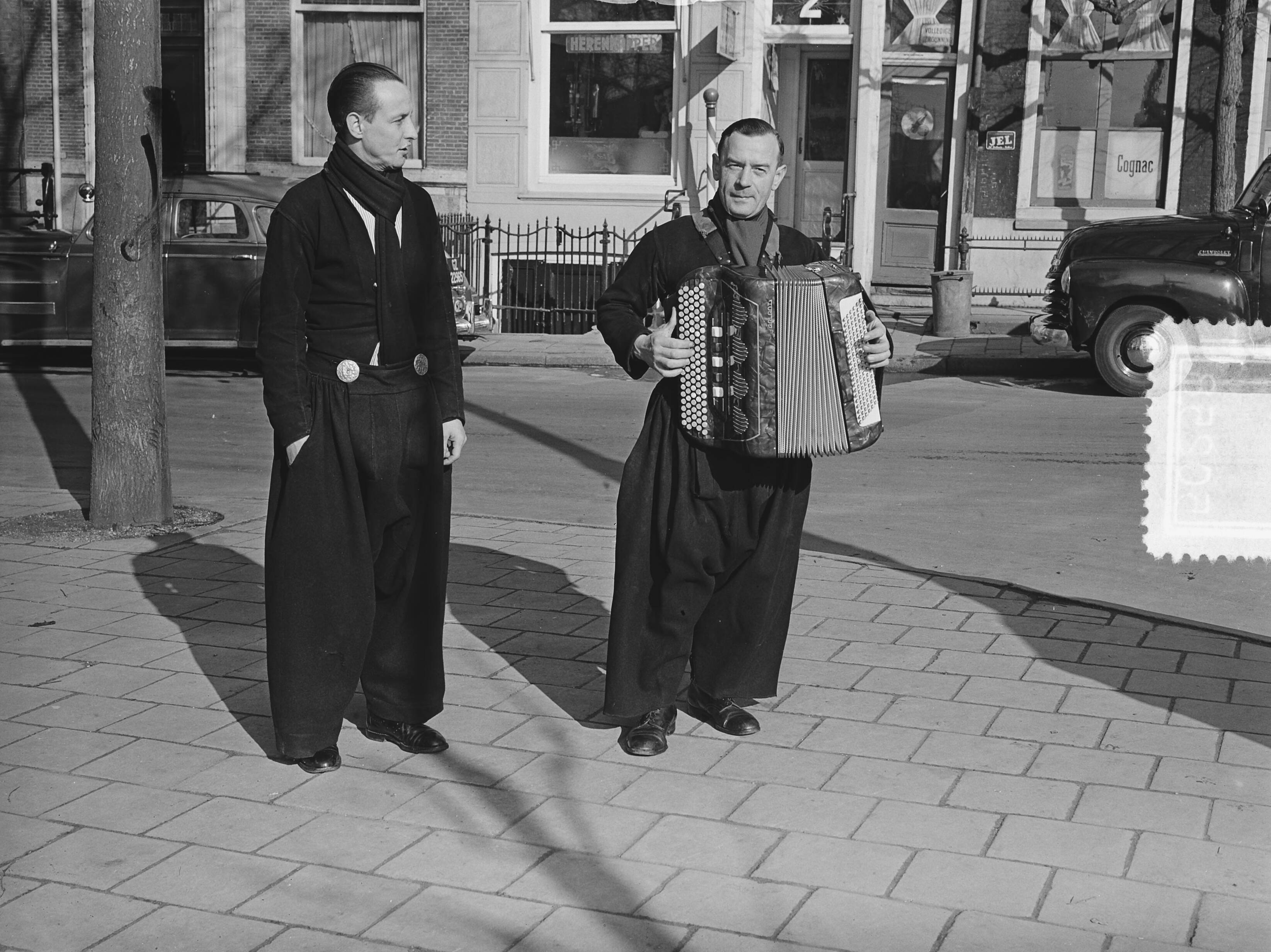Fotocollectie Anefo — Volendammer straatzangers — Foto: Pot, Harry / Anefo. Licentie: Set B: Rechtenvrij / Publiek Domein. Bron: Nationaal Archief. http://hdl.handle.net/10648/a8f72fe6-d0b4-102d-bcf8-003048976d84