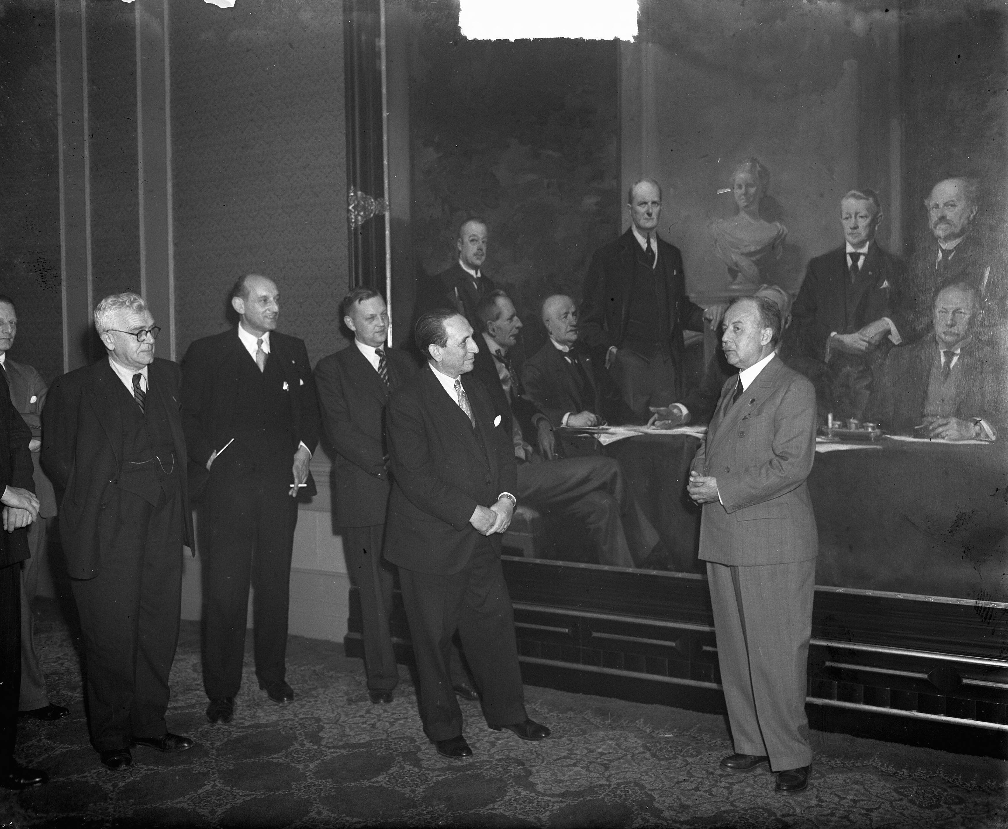 Fotocollectie Anefo — Ontvangst van parlementaire vertegenwoordigers van het Britse Gemenebest in het gebouw vande Tweede Kamer te Den Haag. De begroetingsrede werd uitgesproken door P.J.S. Serrarens (links) en beantwoordt door Thomas Vien, een Canadees senator — Foto: Merk, Ben / Anefo. Licentie: Set B: Rechtenvrij / Publiek Domein. Bron: Nationaal Archief. http://hdl.handle.net/10648/a8bdc828-d0b4-102d-bcf8-003048976d84