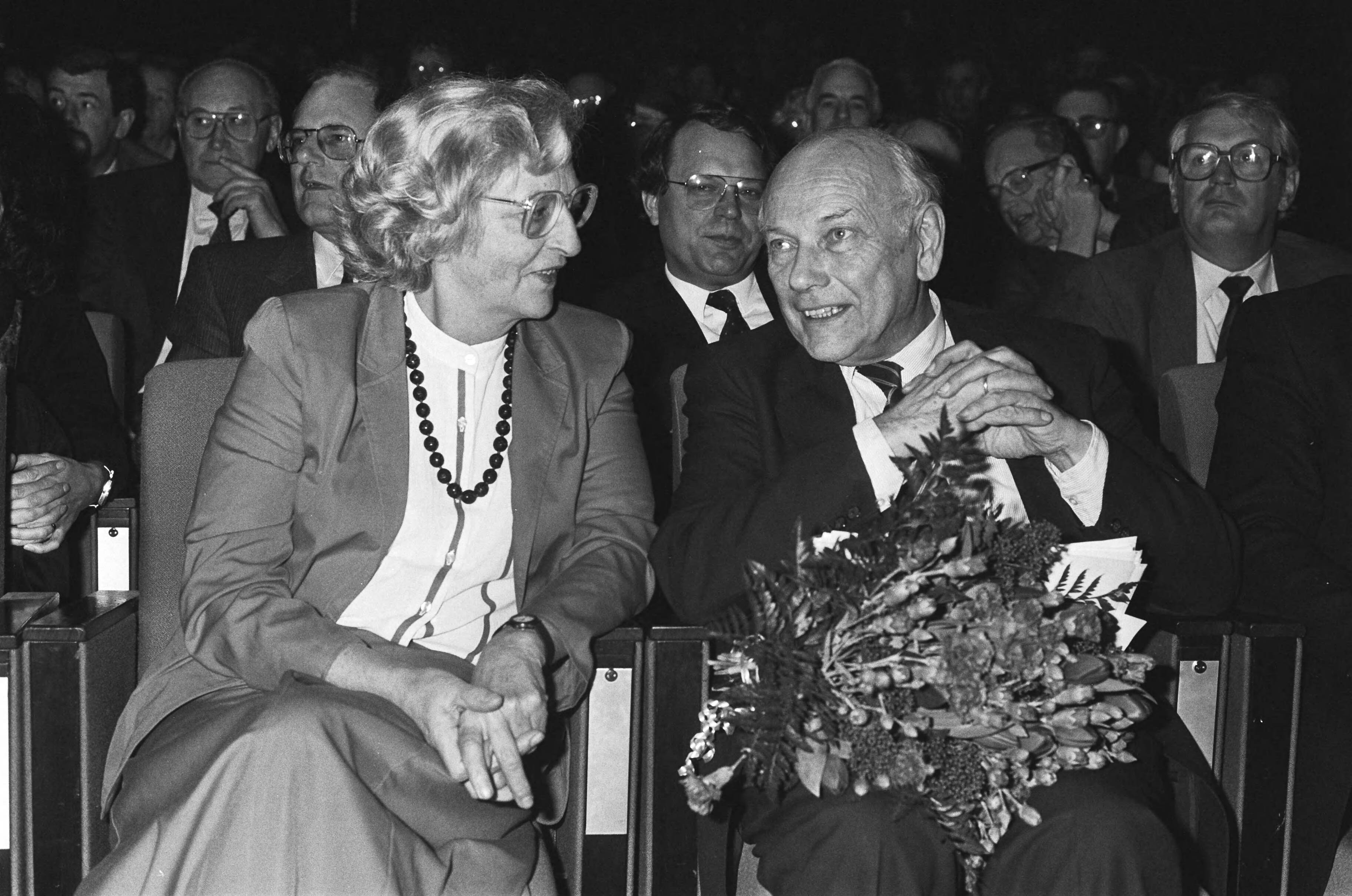Viering 40 jarig bestaan van PvdA in Den Haag — Liesbeth en Joop den Uyl — Foto: Molendijk, Bart / Anefo. Licentie: Set B: Rechtenvrij / Publiek Domein. Bron: Nationaal Archief. http://hdl.handle.net/10648/ad4fa352-d0b4-102d-bcf8-003048976d84