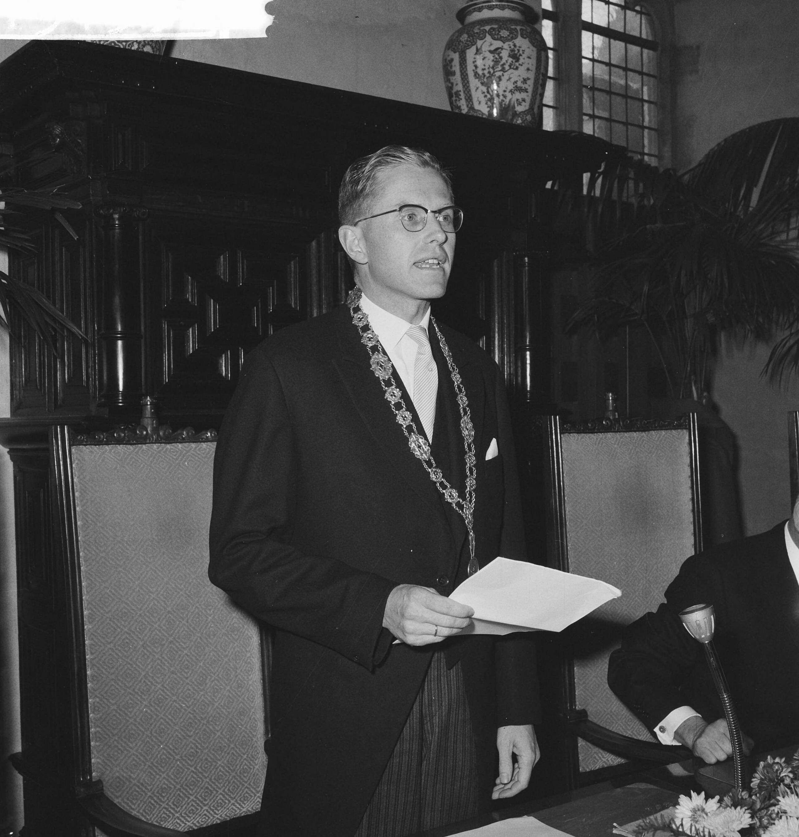 Fotocollectie Anefo — Installatie nieuwe burgemeester van Middelburg. Mr. J. Drijber tijdens toespraak — Foto: Koch, Eric / Anefo. Licentie: Set B: Rechtenvrij / Publiek Domein. Bron: Nationaal Archief. http://hdl.handle.net/10648/a9ea915e-d0b4-102d-bcf8-003048976d84