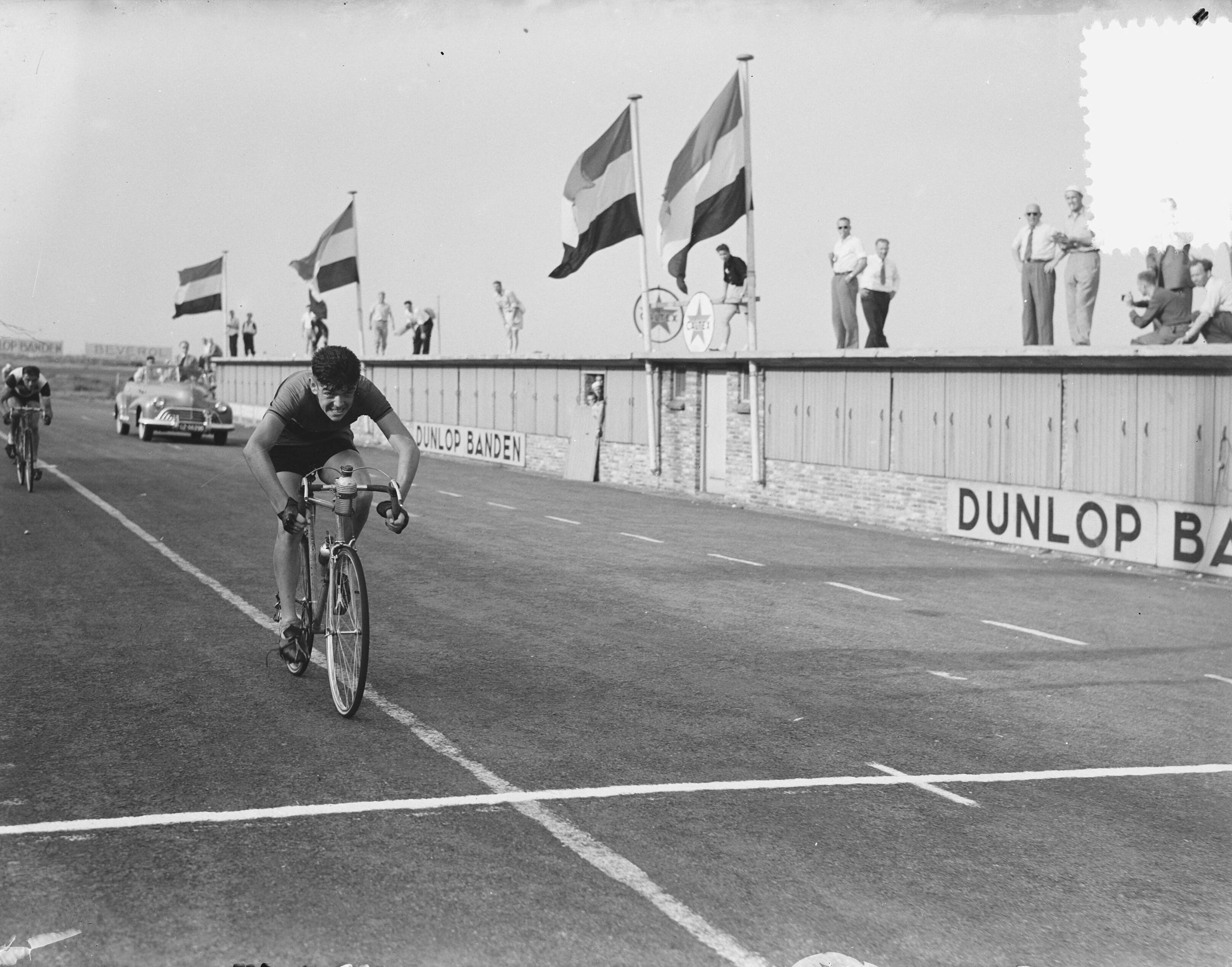 Nederlandse kampioenschap wegwedstrijd wielrennen voor amateurs (1952) — Nederlands kampioenschap wielrennen op de weg voor amateurs op het circuit van Zandvoort. Finish van de winnaar Cees Aanraad uit Oud-Gastel — Foto: Noske, J.D. / Anefo. Licentie: Set B: Rechtenvrij / Publiek Domein. Bron: Nationaal Archief. http://hdl.handle.net/10648/a8fc968e-d0b4-102d-bcf8-003048976d84