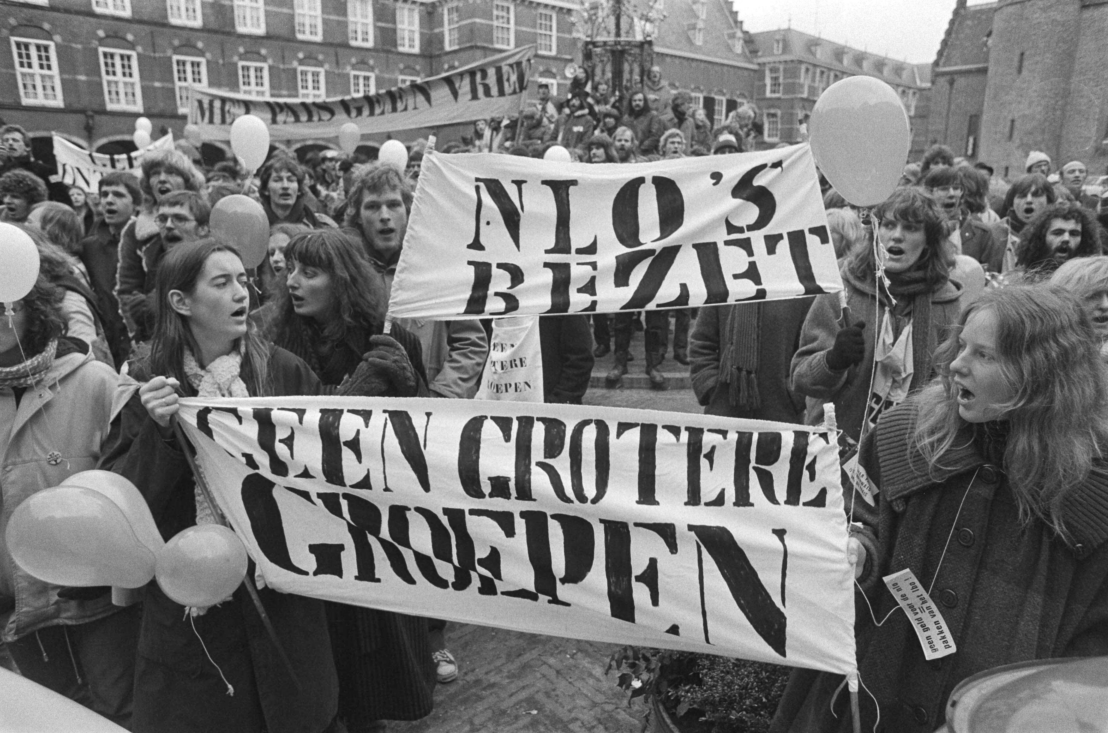 Leerlingen van lerarenopleidingen demonstreren in Den Haag tegen het beleid van minister Pais — op de spandoeken staat o.a. "NLO's bezet" en "Geen grotere groepen" — Foto: Suyk, Koen / Anefo. Licentie: Set B: Rechtenvrij / Publiek Domein. Bron: Nationaal Archief. http://hdl.handle.net/10648/acc53ba4-d0b4-102d-bcf8-003048976d84
