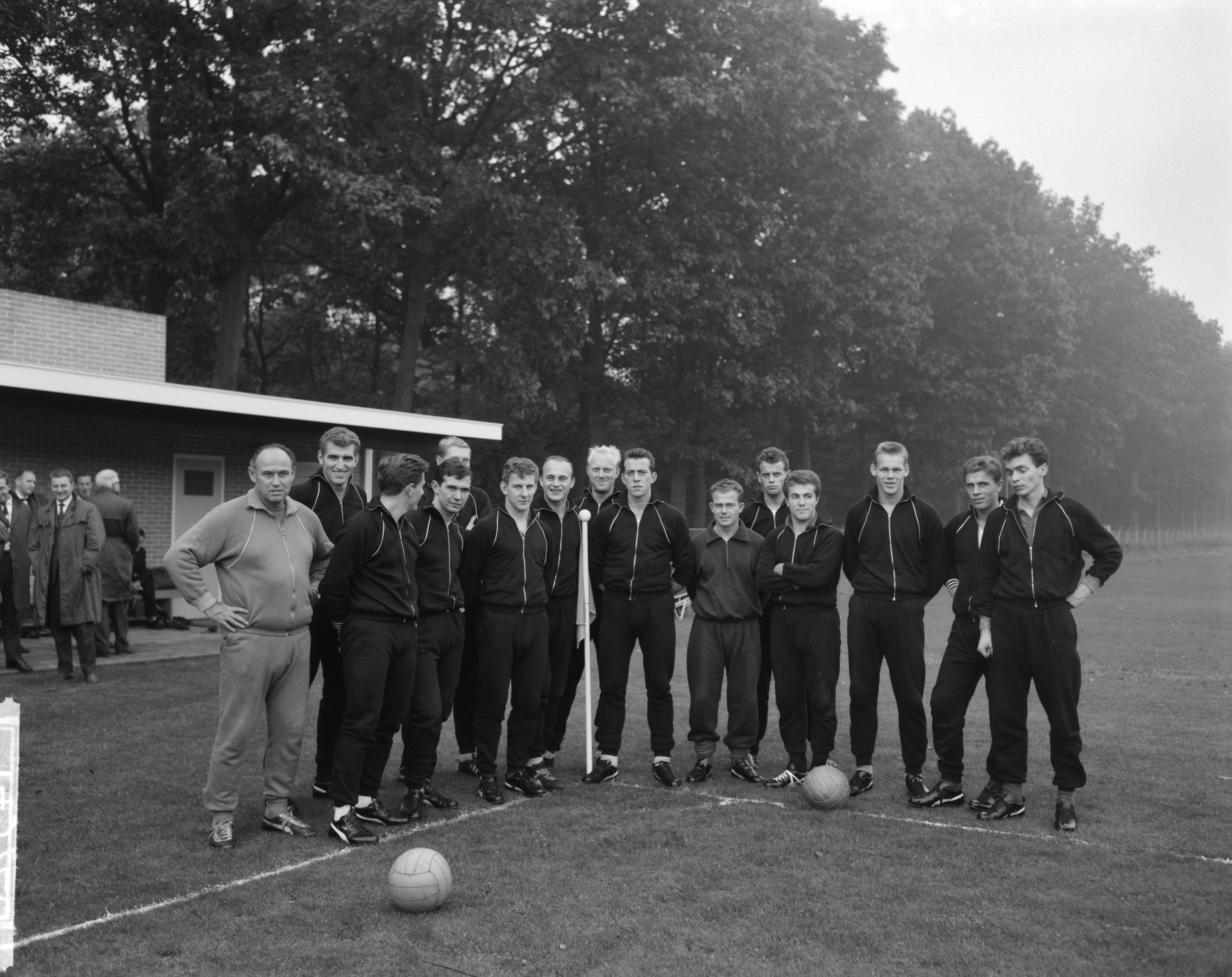 Fotocollectie Anefo — Centrale training Nederlands elftal te Zeist. De geselecteerden met bondscoach Elek Schwartz — Foto: Bilsen, Joop van / Anefo. Licentie: Set B: Rechtenvrij / Publiek Domein. Bron: Nationaal Archief. http://hdl.handle.net/10648/aa19fd4a-d0b4-102d-bcf8-003048976d84