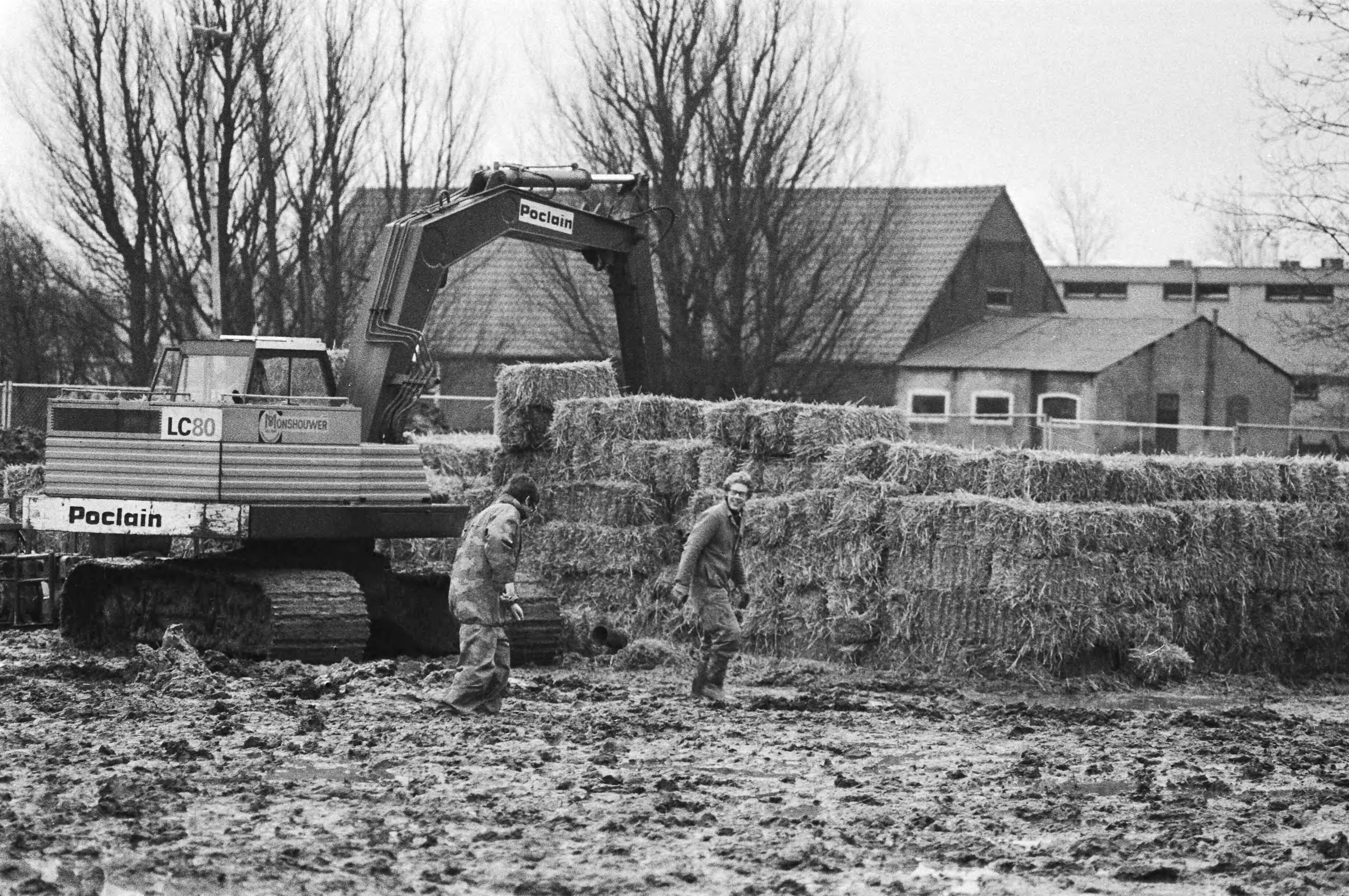 Onschadelijk maken van een vijfhonderdponds vliegtuigbom uit de Tweede Wereldoorlog in Bodegraven — Strobalen markeren de plaats van de bom — Foto: Antonisse, Marcel / Anefo. Licentie: Set B: Rechtenvrij / Publiek Domein. Bron: Nationaal Archief. http://hdl.handle.net/10648/ad2547ce-d0b4-102d-bcf8-003048976d84