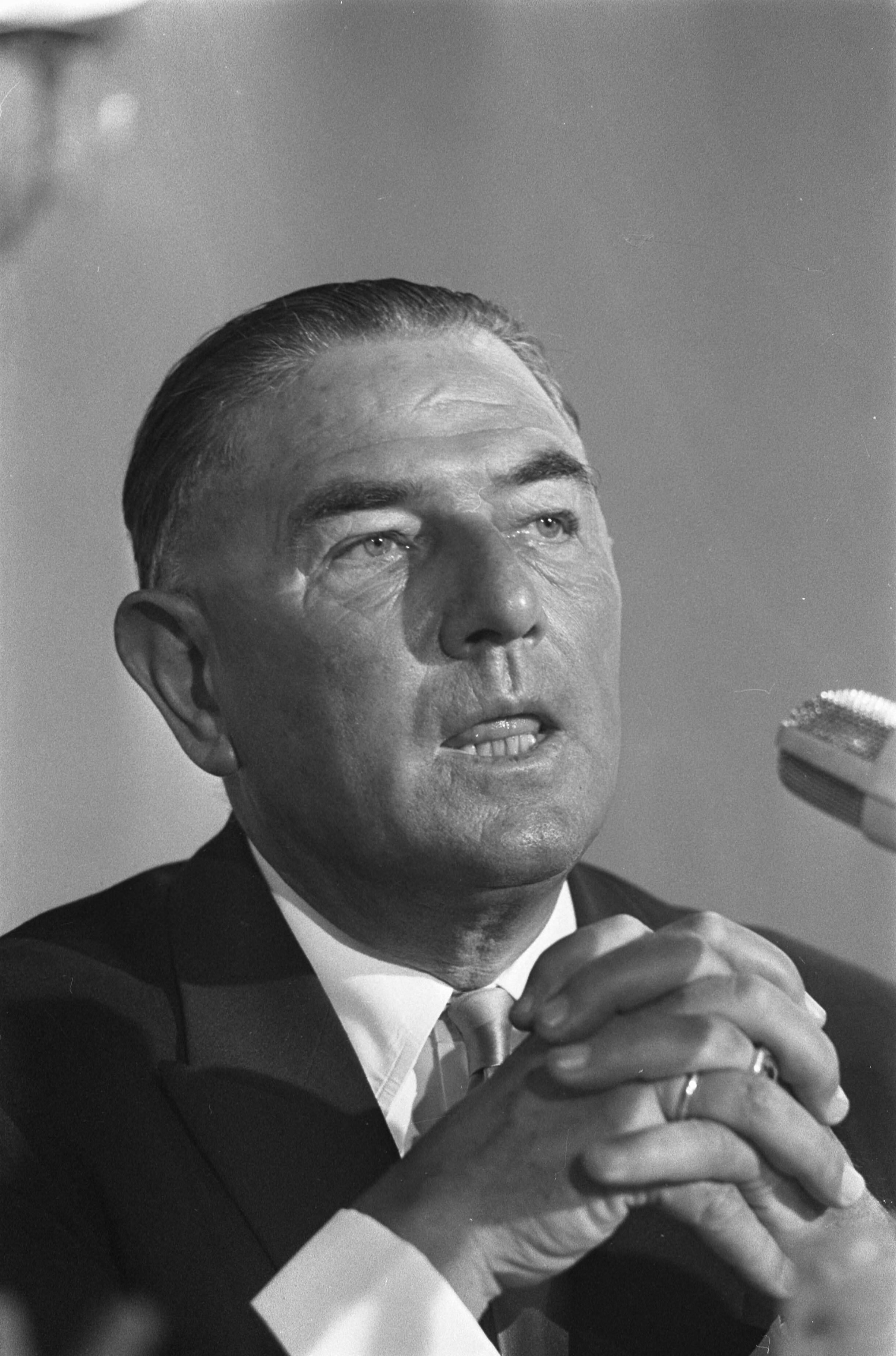 Fotocollectie Anefo — Persconferentie Verolme-NDSM in Den Haag . Dhr. C. Verolme tijdens persconferentie — Foto: Kroon, Ron / Anefo. Licentie: Set B: Rechtenvrij / Publiek Domein. Bron: Nationaal Archief. http://hdl.handle.net/10648/ab4677b6-d0b4-102d-bcf8-003048976d84