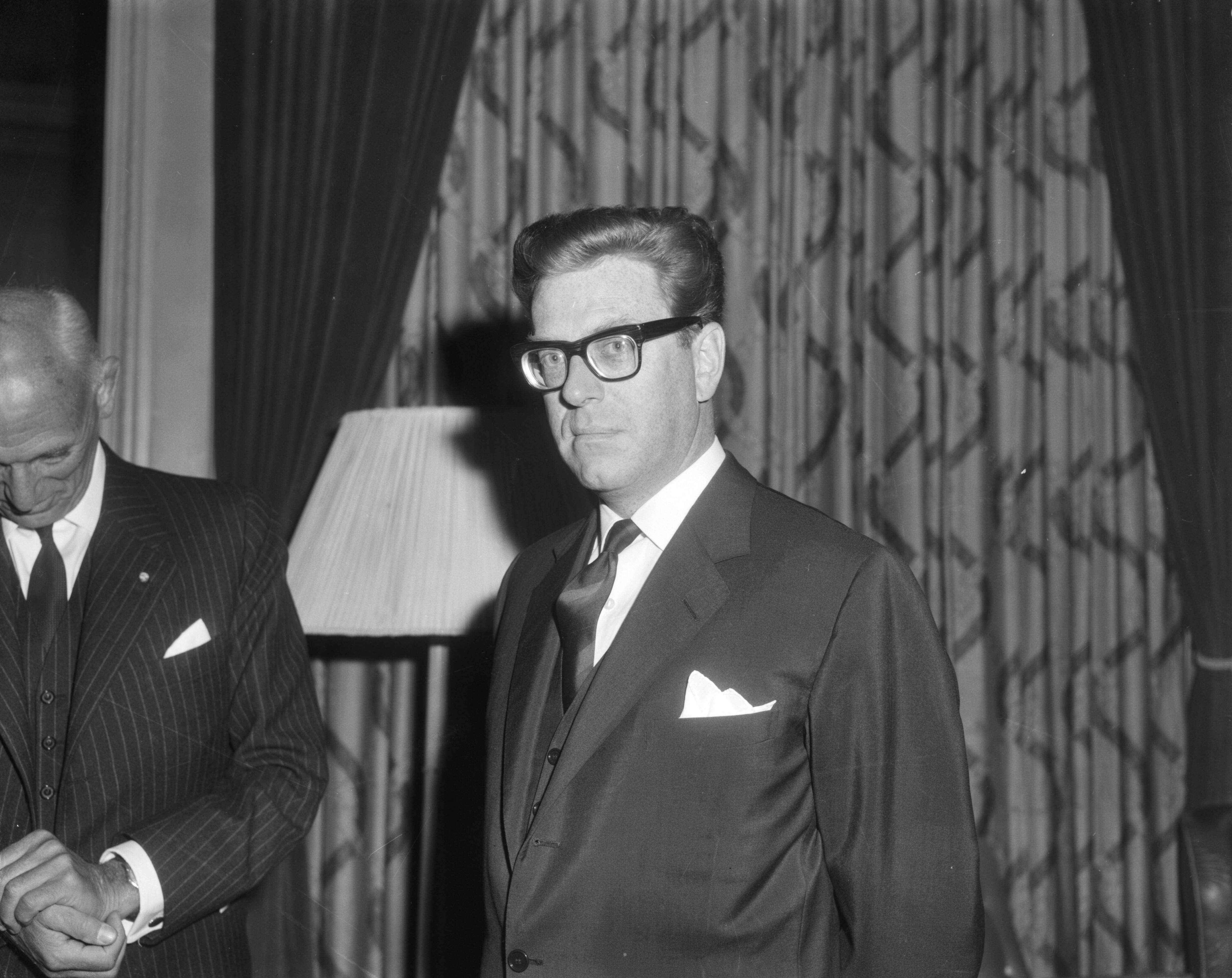 Fotocollectie Anefo — Koningin Juliana woont in het Kurhaus in Scheveningen het congres van het Genootschap "Onze Taal" bij. Albert Vogel — Foto: Bilsen, Joop van / Anefo. Licentie: Set B: Rechtenvrij / Publiek Domein. Bron: Nationaal Archief. http://hdl.handle.net/10648/aa7d8c02-d0b4-102d-bcf8-003048976d84