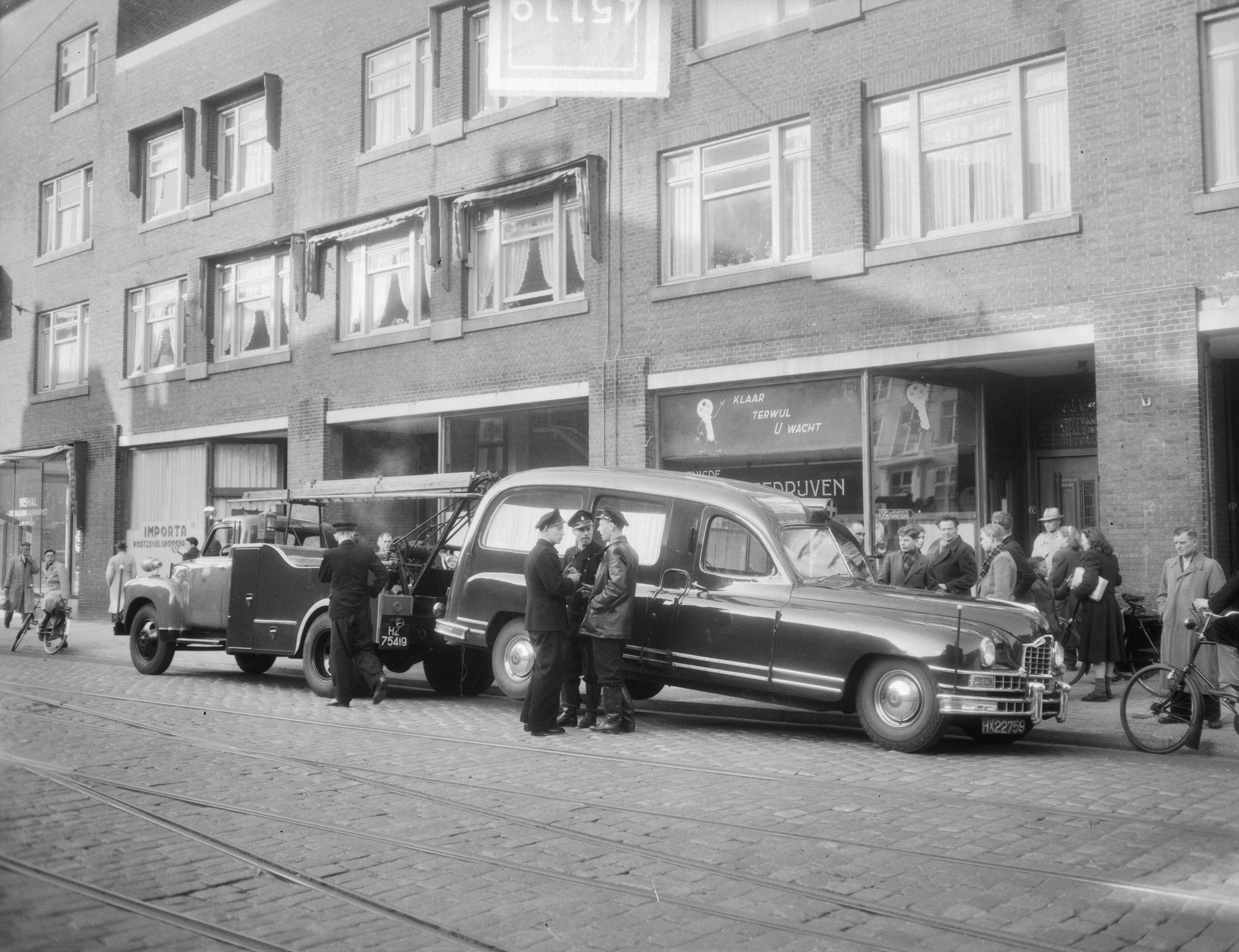Fotocollectie Anefo — Ongeval met ziekenauto in de Prinsegracht te Den Haag — Foto: Duinen, G.W. van / Anefo. Licentie: Set B: Rechtenvrij / Publiek Domein. Bron: Nationaal Archief. http://hdl.handle.net/10648/a8e873ac-d0b4-102d-bcf8-003048976d84