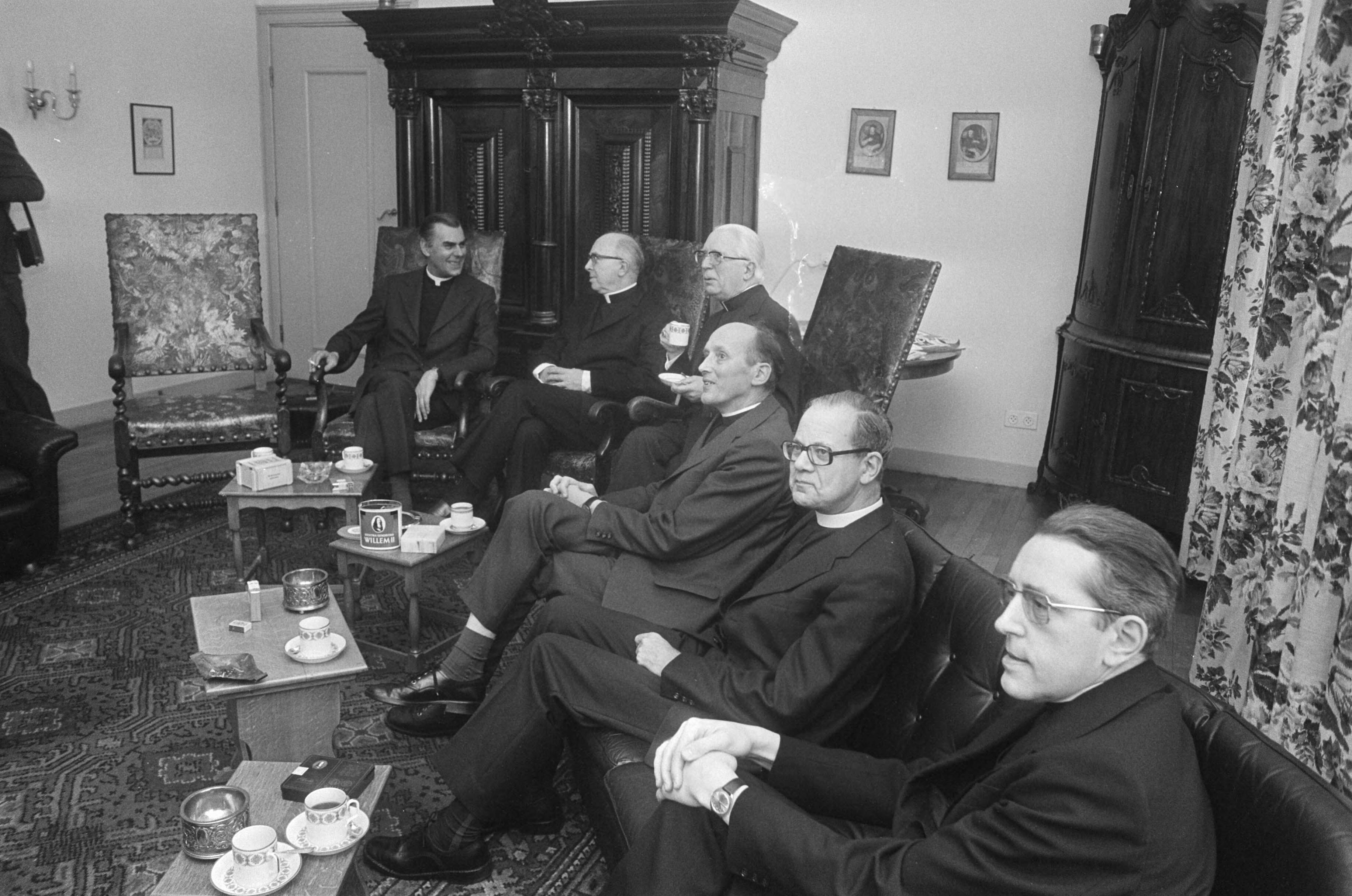 Fotocollectie Anefo — Kardinaal Willebrands bij bisschoppenconferentie in Haarlem — Foto: Peters, Hans / Anefo. Licentie: Set B: Rechtenvrij / Publiek Domein. Bron: Nationaal Archief. http://hdl.handle.net/10648/ac7cf2cc-d0b4-102d-bcf8-003048976d84