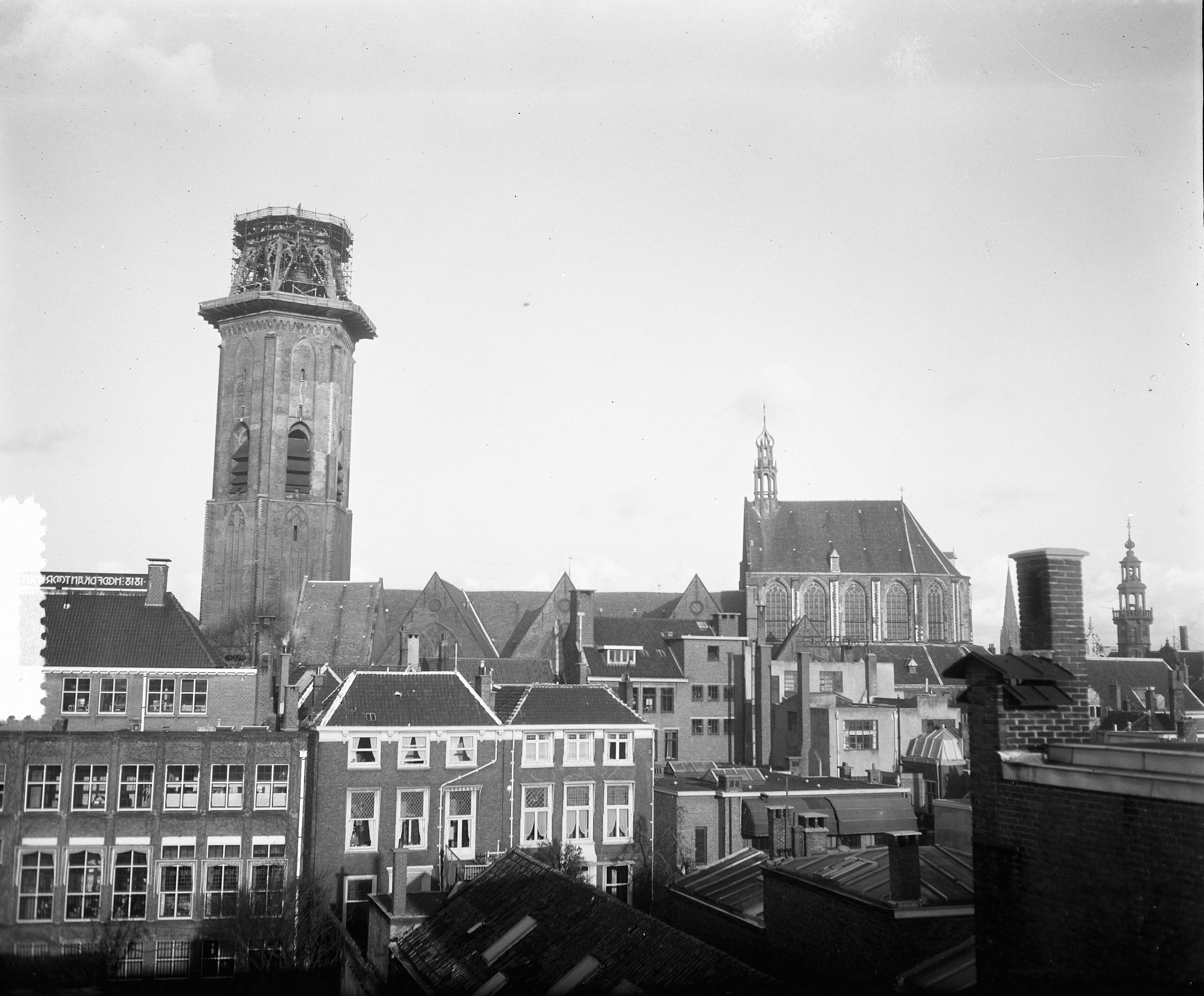 Fotocollectie Anefo — Torenspits van de St. Jacobstoren in Den Haag wordt afgebroken — Foto: Duinen, H. van / Anefo. Licentie: Set B: Rechtenvrij / Publiek Domein. Bron: Nationaal Archief. http://hdl.handle.net/10648/a8f2ce06-d0b4-102d-bcf8-003048976d84
