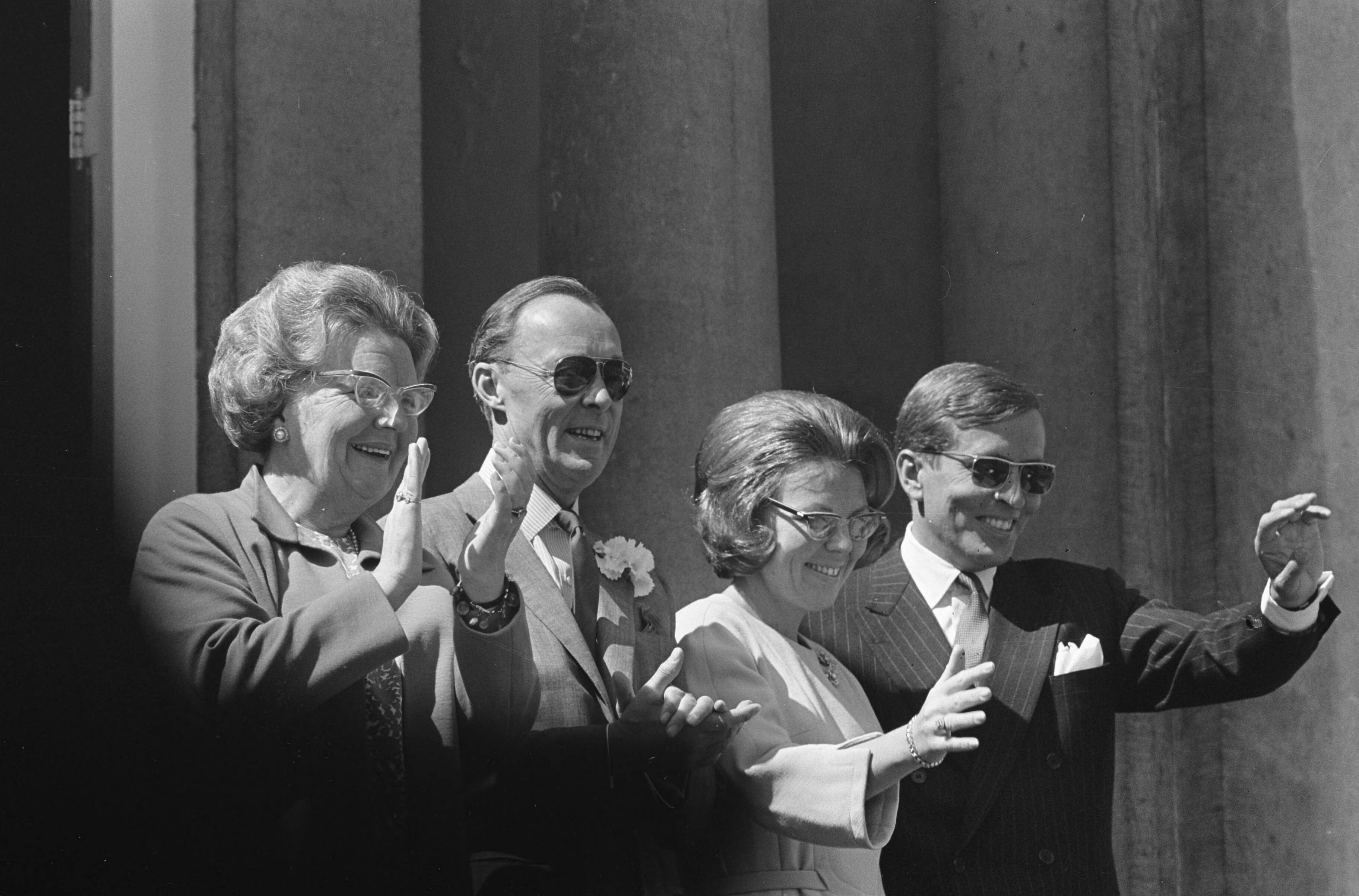 Fotocollectie Anefo — Koninginnedag, defilee op Soestdijk, v.l.n.r. koningin Juliana , prins Bernhard , prinses Beatrix en Claus — Foto: Evers, Joost / Anefo. Licentie: Set B: Rechtenvrij / Publiek Domein. Bron: Nationaal Archief. http://hdl.handle.net/10648/aae7d422-d0b4-102d-bcf8-003048976d84