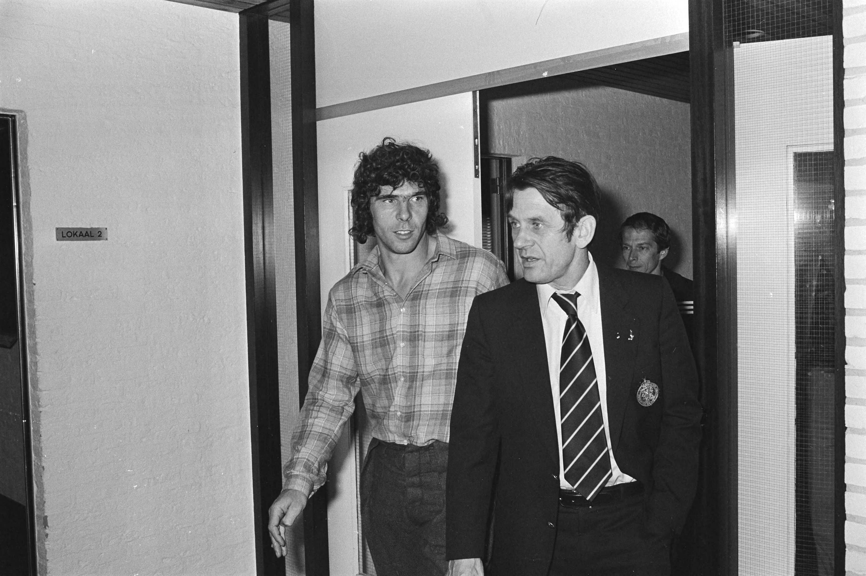 Bijeenkomst van de selectie van het Nederlands Elftal in Zeist voor de wedstrijd tegen Belgie, tevens de afscheidswedstrijd van Willem van Hanegem — Willem van Hanegem (l) en bondscoach Jan Zwartkruis — Foto: Suyk, Koen / Anefo. Licentie: Set B: Rechtenvrij / Publiek Domein. Bron: Nationaal Archief. http://hdl.handle.net/10648/acd1867a-d0b4-102d-bcf8-003048976d84