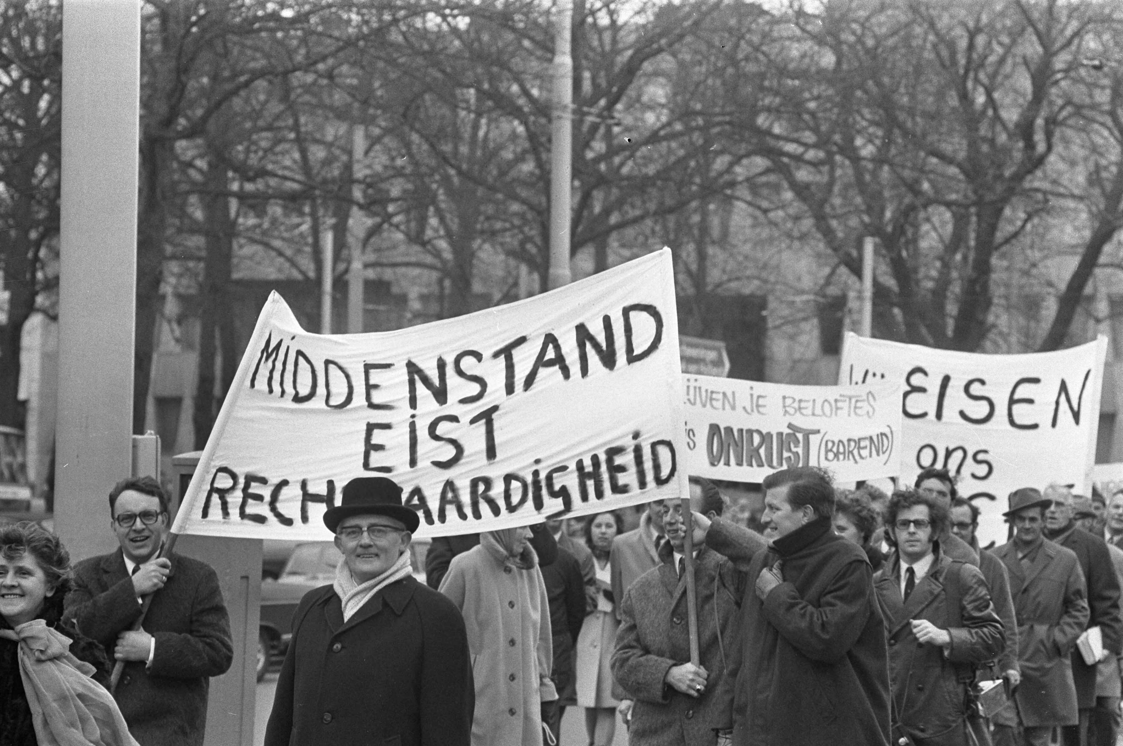 Fotocollectie Anefo — Demonstratie middenstanders in Den Haag , demonstranten borden — Foto: Evers, Joost / Anefo. Licentie: Set B: Rechtenvrij / Publiek Domein. Bron: Nationaal Archief. http://hdl.handle.net/10648/abd763ca-d0b4-102d-bcf8-003048976d84