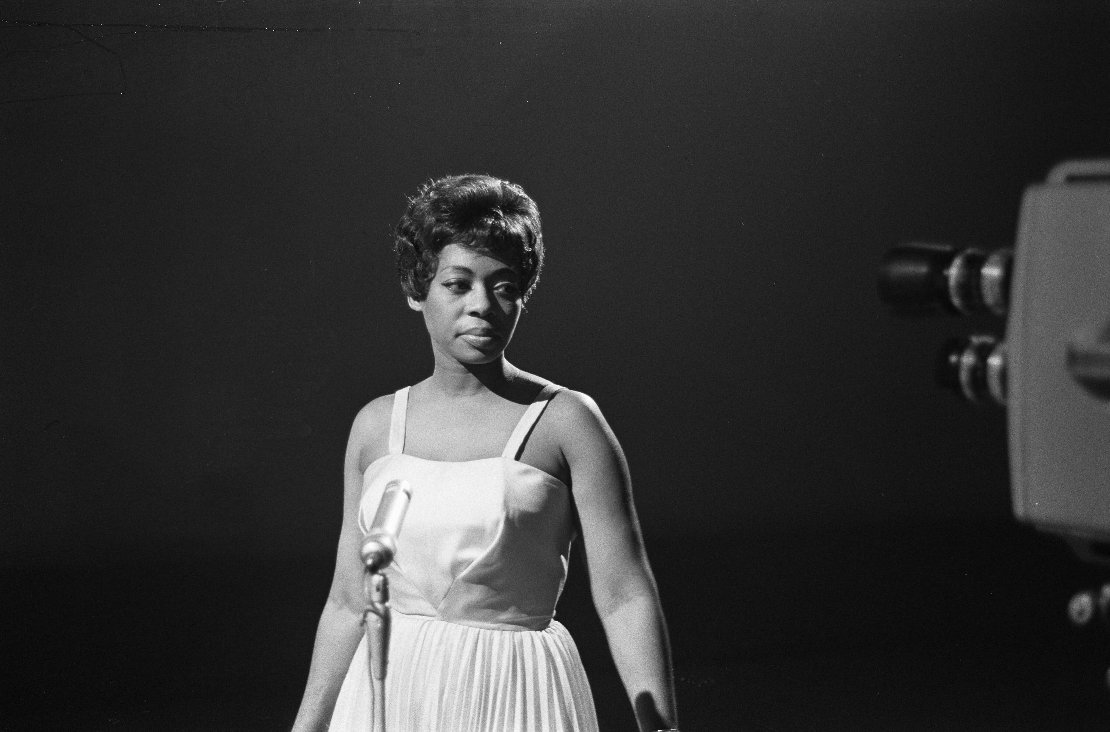 Fotocollectie Anefo — Televisieprogramma "Music Hall" in Treslong. Donna Hightower (zangeres) — Foto: Bilsen, Joop van / Anefo. Licentie: Set B: Rechtenvrij / Publiek Domein. Bron: Nationaal Archief. http://hdl.handle.net/10648/aa223e88-d0b4-102d-bcf8-003048976d84