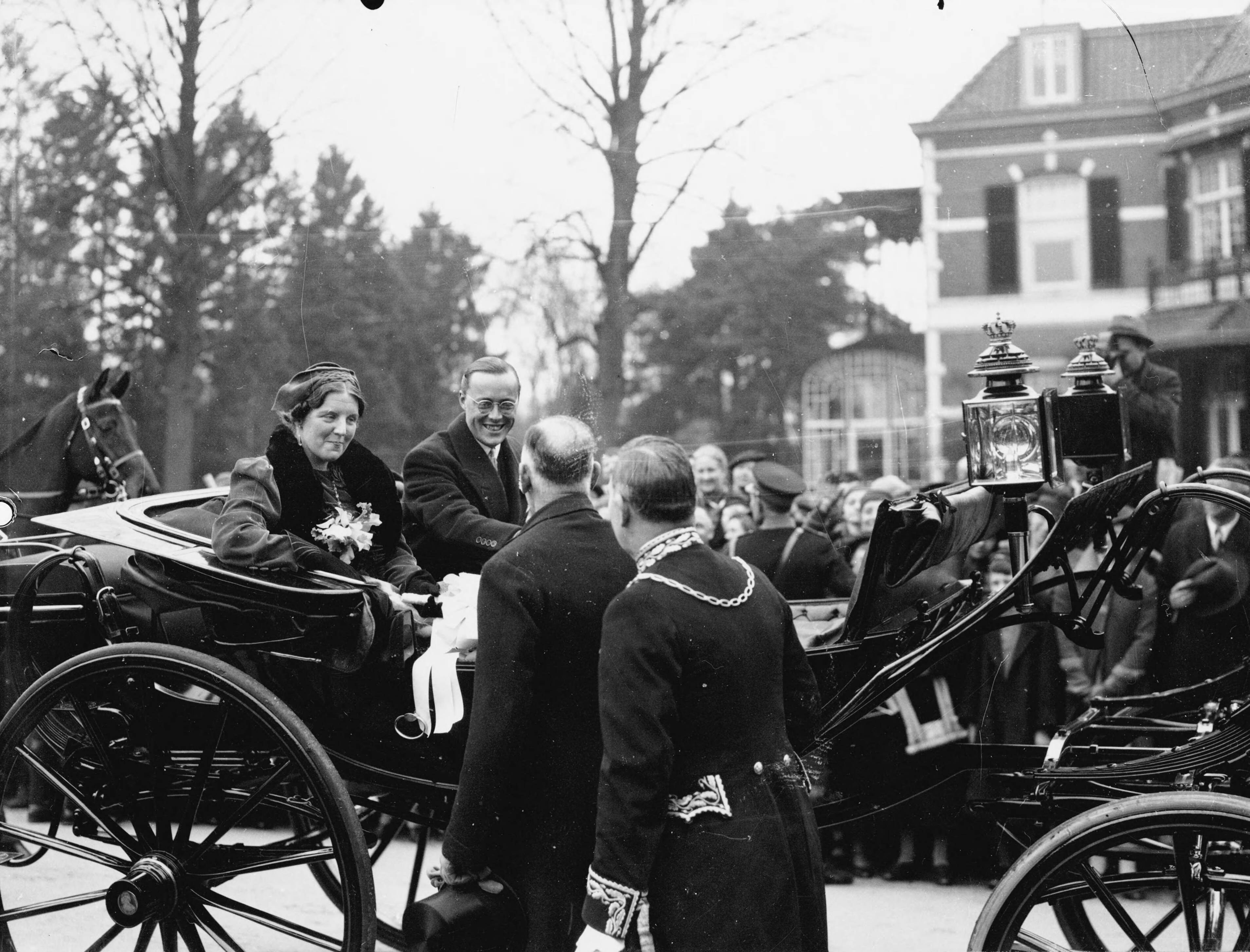 Fotocollectie RVD / Koninklijk Huis — Prinses Juliana en prins Bernhard. Intocht te Baarn na de huwelijksreis, 14-04-1937 — Foto: Rousel (repro) / RVD. Licentie: Set B: Rechtenvrij / Publiek Domein. Bron: Nationaal Archief. http://hdl.handle.net/10648/afb5d8e6-d0b4-102d-bcf8-003048976d84